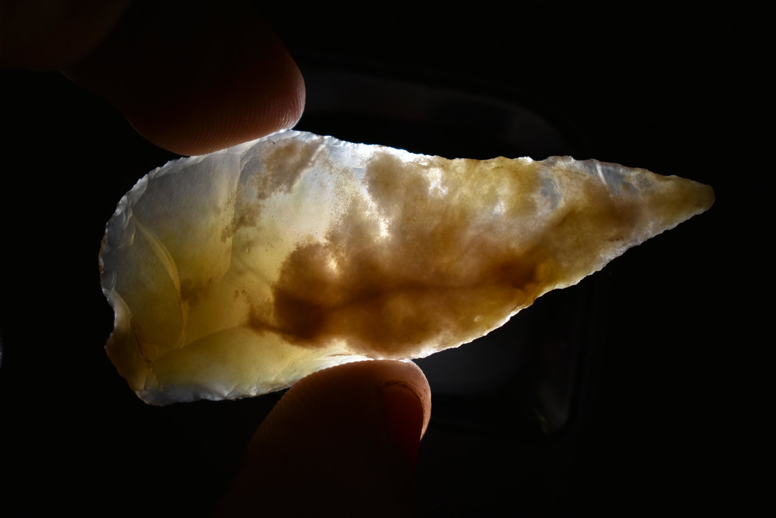 2 1/8" Uniface Flake Knife This collection contains: 2 1/8" Uniface Flake Knife This collection contains Wonderful examples of Columbia River Valley Arrowheads and Darts from the Fred Van Ronk Collection. The location of these artifacts range from the a