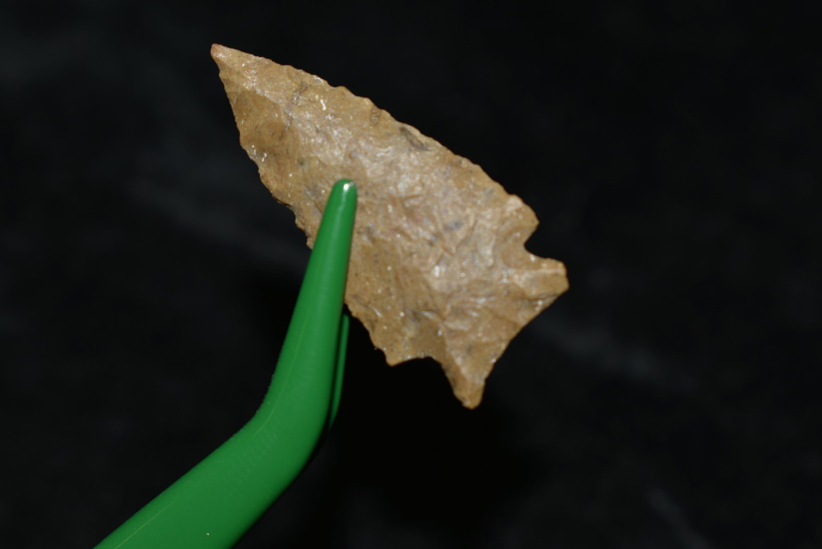 1 1/8" Elko Corner Notch This collection contains: 1 1/8" Elko Corner Notch This collection contains Wonderful examples of Columbia River Valley Arrowheads and Darts from the Fred Van Ronk Collection. The location of these artifacts range from the abo