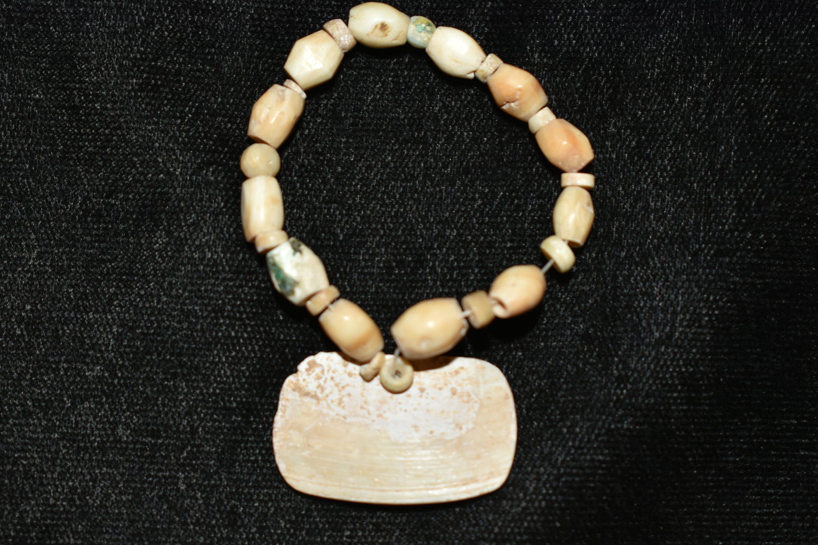 SHELL BEAD NECKLACE AND PENDANT FROM ARIZONA, ANASAZI / (1 of 3)