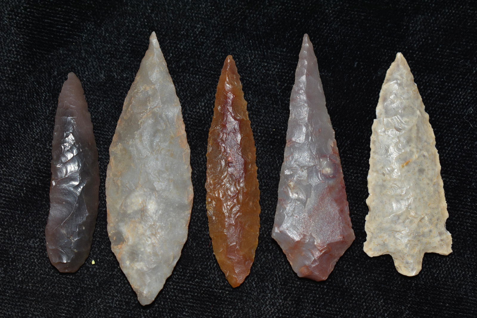 LOT OF 5 NEOLITHIC ARROWHEADS FROM THE SAHARA DESERT, (1 of 2)