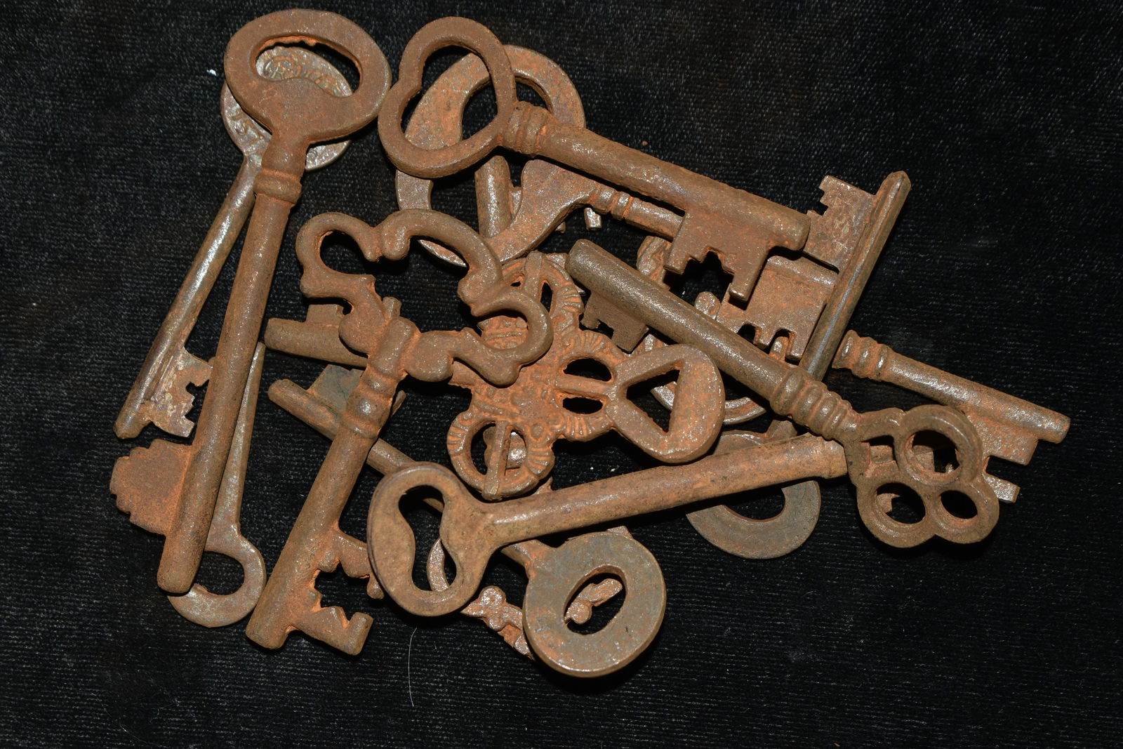 LOT OF 13 VINTAGE OLD SKELETON KEYS (1 of 3)