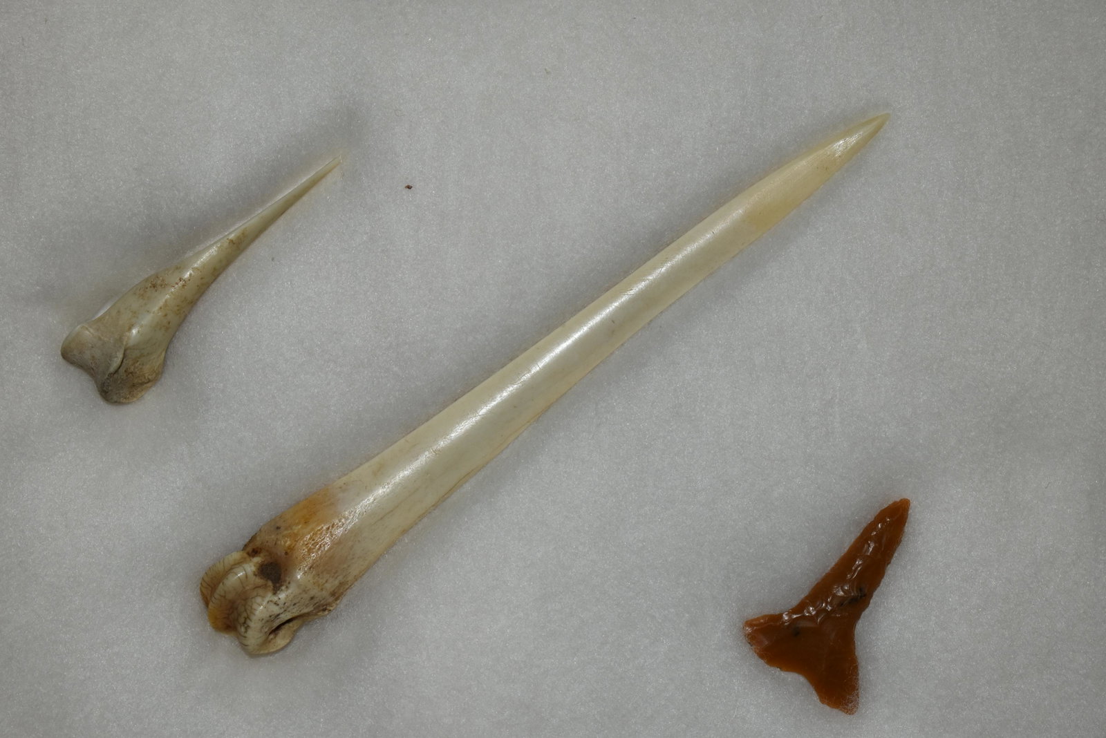 Lot of 2 Bone Awls and 1 Drill Personal Find of Col. Ph: Lot of 2 Bone Awls and 1 Drill Personal Find of Col. Philip B Warrick Sr. near his hometown of Albuquerque NM, He mainly hunted the 4 corners region up into Colorado after WW2. Authentic Native Americ