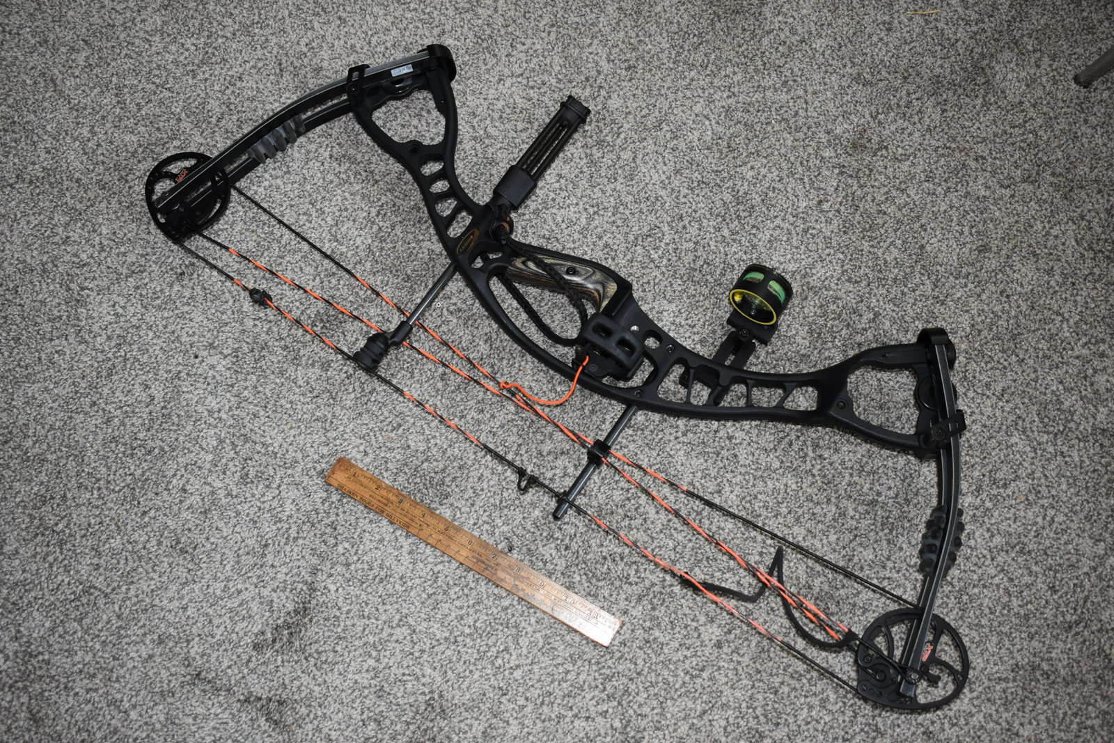 Hoyt Compound Bow, 48lb Draw, Complete with Sight,: Hoyt Compound Bow, 48lb Draw, Complete with Sight, Arrow Rest, and Wrist Loop. Great Condition, Hunting