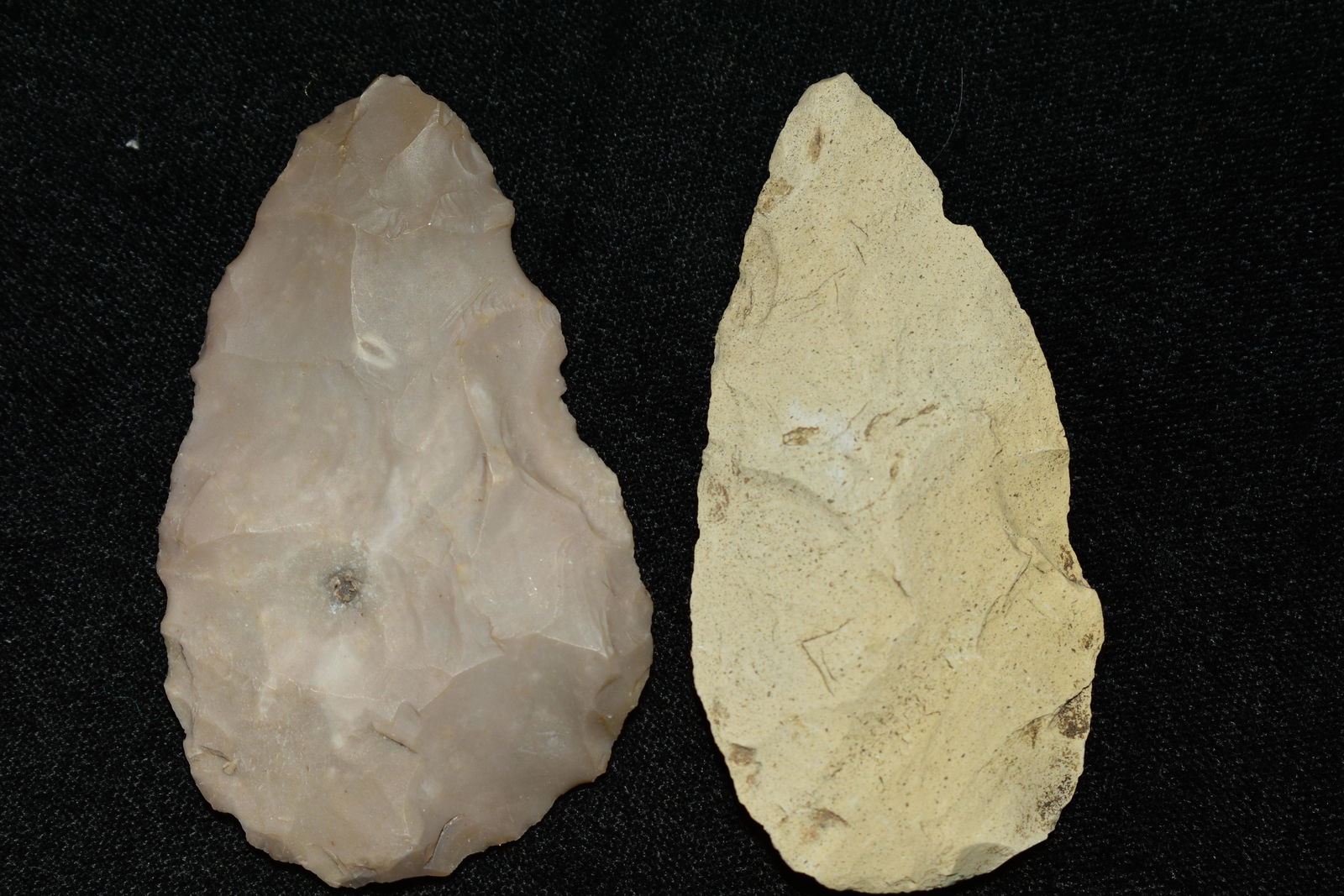 Lot of 2 ovoid blades found in Texas, largest measures (1 of 3)