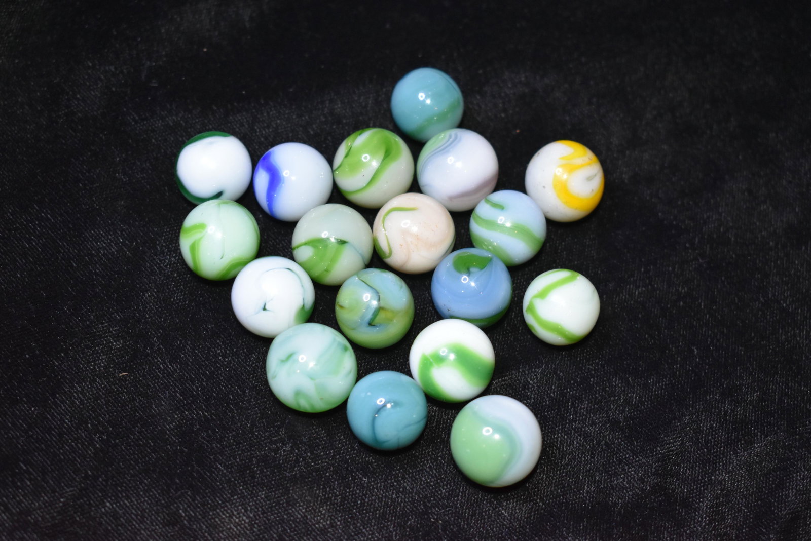 Lot of 18 Ravenwood Marbles 1930's: Lot of 18 Ravenwood Marbles 1930's to 1950's Largest marble is approx 5/8". All are in very good to excellent condition.