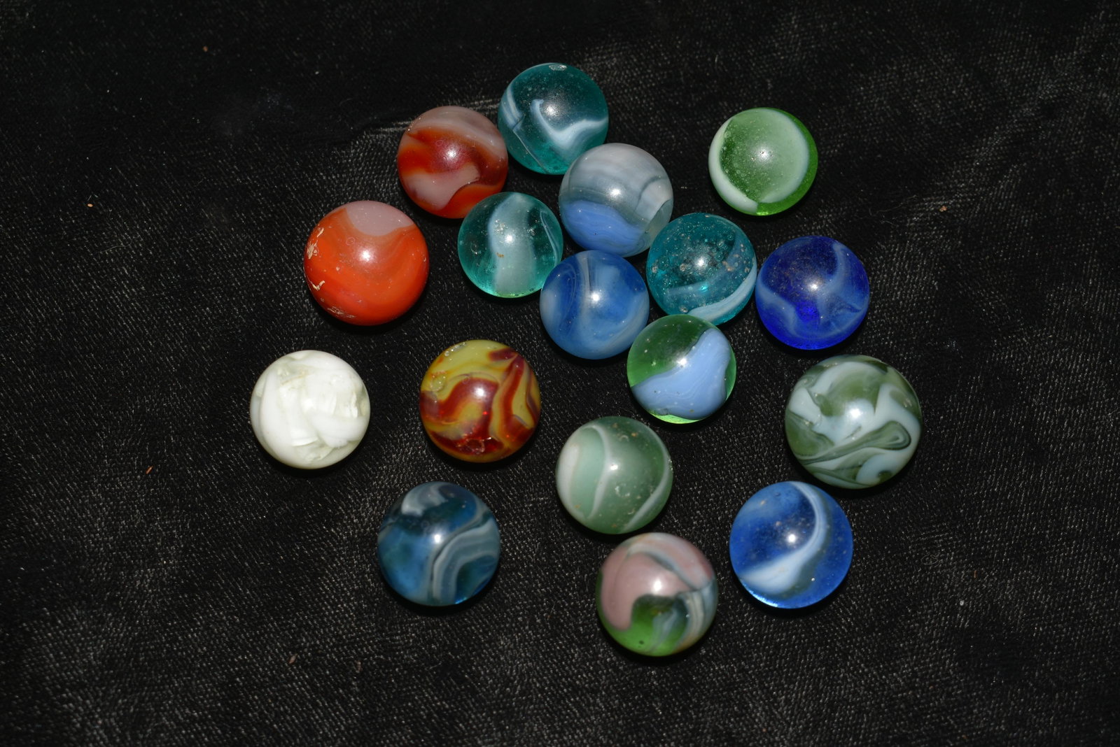 Marbles: 17 Alley Agate Swirls: Marbles: 17 Alley Agate Swirls. Lot of 17 Alley Agate marbles. Variety of Alley Agate swirls. 19/32" to 5/8". 1929-1949 very good to excellent condition. The olive color and patch are toss ins. They b