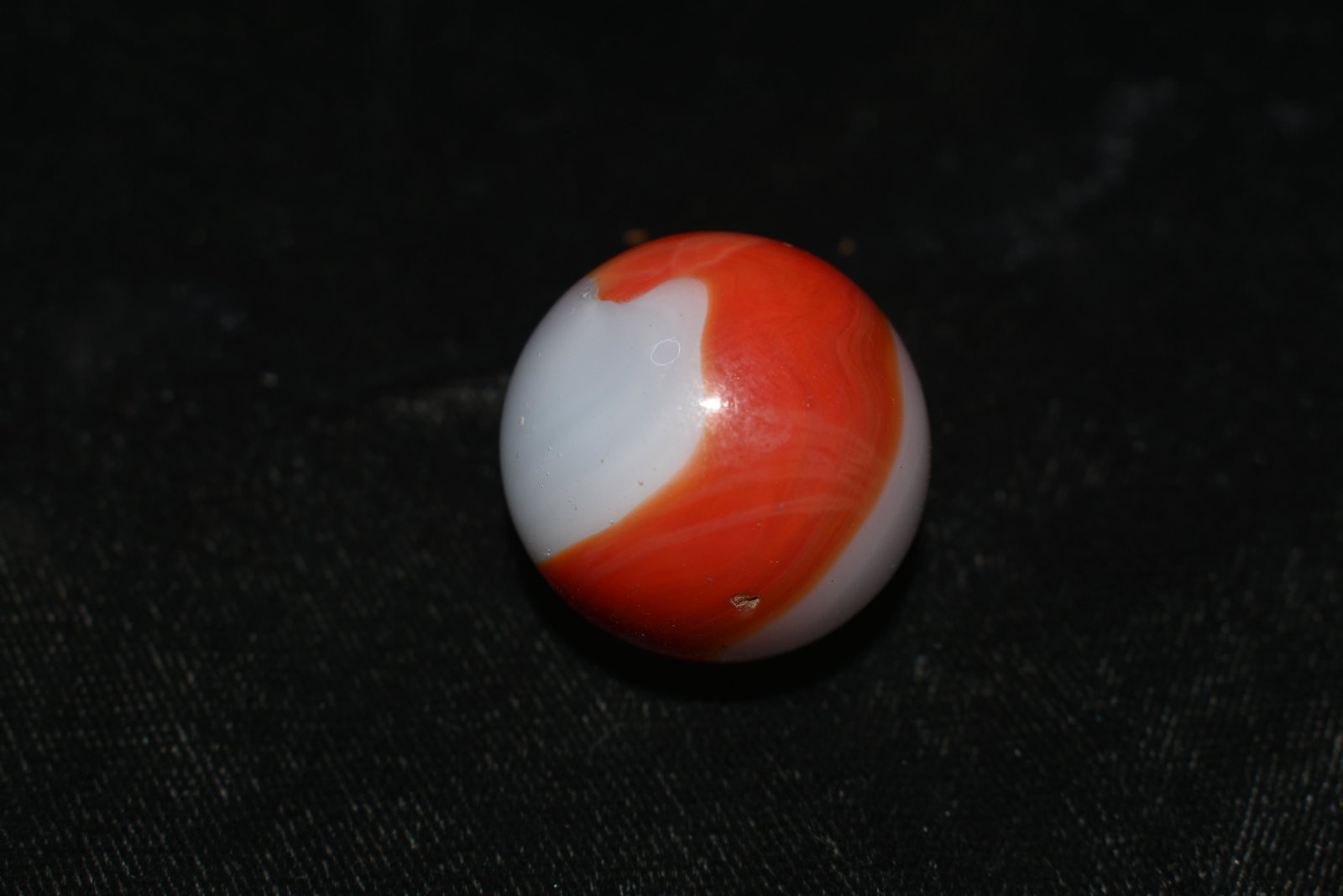 Outstanding Akro Agate Corkscew Shooter: Outstanding Akro Agate Corkscew Shooter Akro Agate Corkscrew Shooter. Just under 1". Excellent Condition for its age. It only has a couple marks from play.