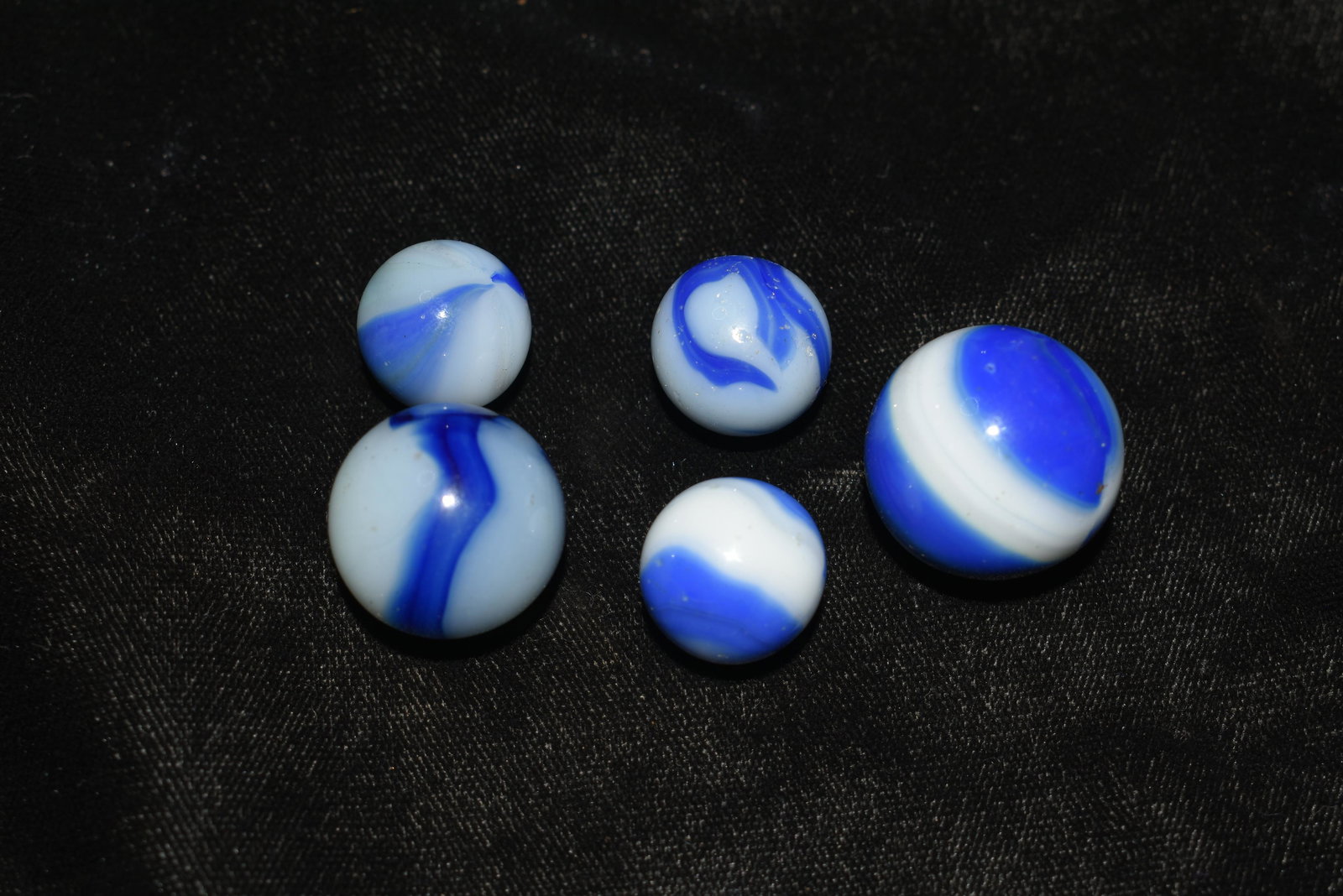 5 Vintage Peltier Marbles: 5 Vintage Peltier Marbles 5 Vintage Peltier Marbles. Blue and white slag. One of the smaller ones has a few hits in it. The others are mint or near mint. Larger shooter is 3/4"
