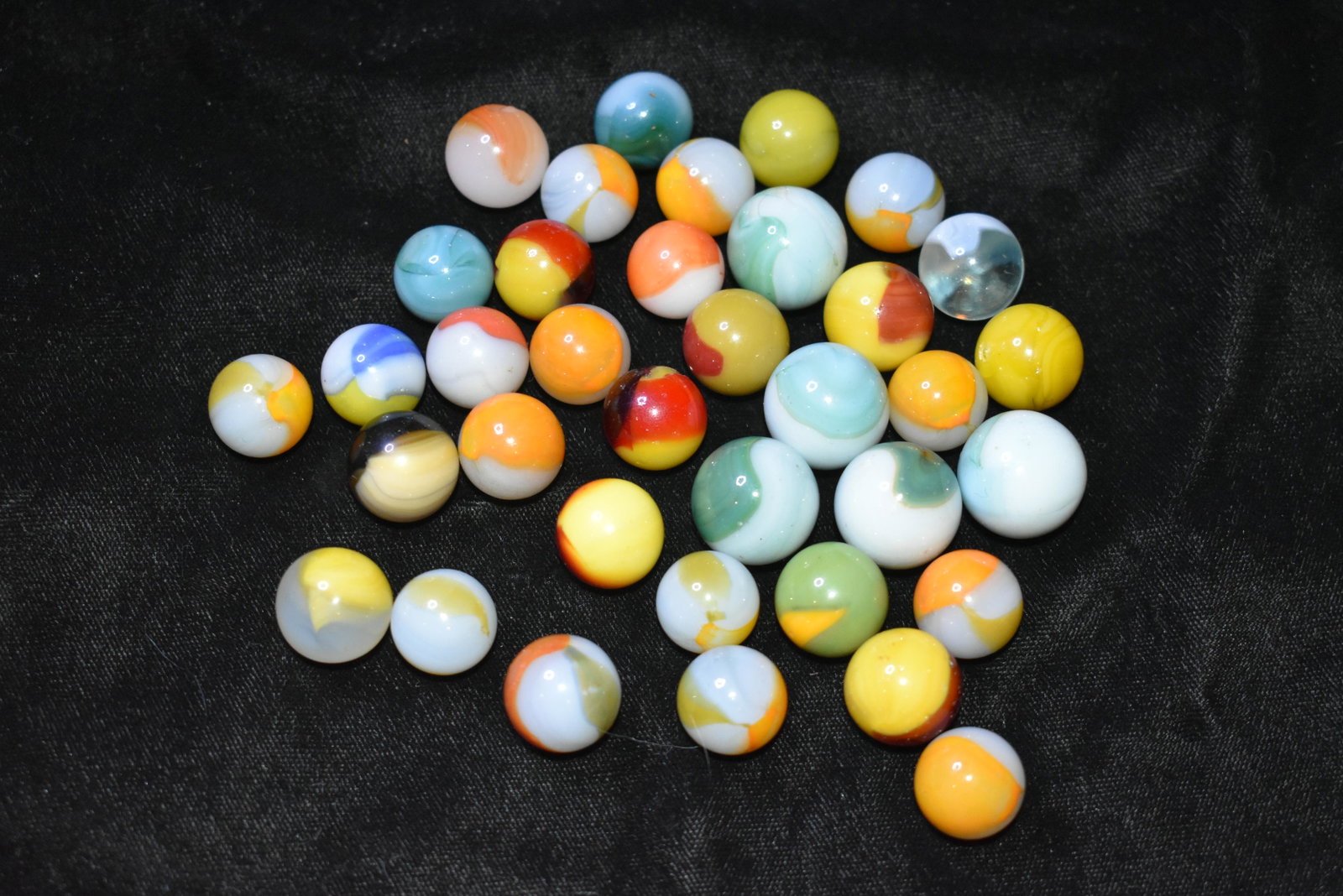 36 Akro Agate Patches: 36 Akro Agate Patches 36 Akro Agate Patches 1920' to 1930's. They appear to all be in excellent condition. This group didnt see much play time. Largest one is 5/8"