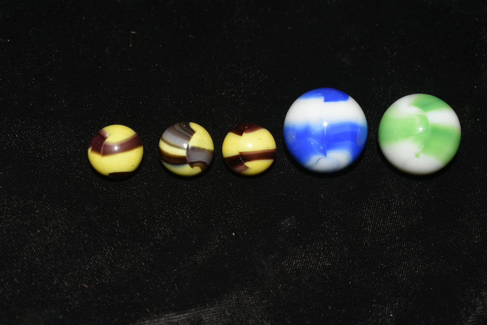 3 Marble King Bumble Bee's and 2 Shooters: 3 Marble King Bumble Bee's and 2 Shooters 3 Marble King Bumble Bee's and 2 Shooters. Late 1950's. The tricolor Bumble Bee may be early 1960's. 5/8" to 1"