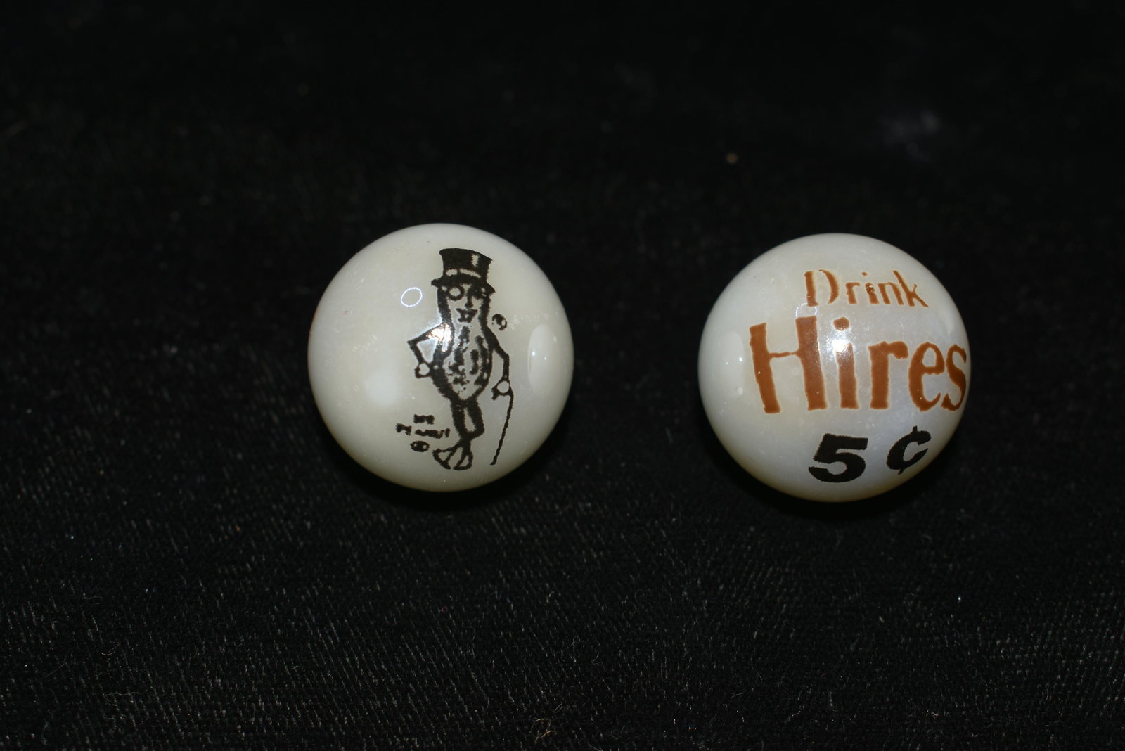 2 Vintage Advertisement Marbles: 2 Vintage Advertisement Marbles Two Shooter Marbles. One is an advertisement for Hires Root Beer and the other is The Planter's Peanut Cartoon. Both are in excellent condition. Both are 7/8"
