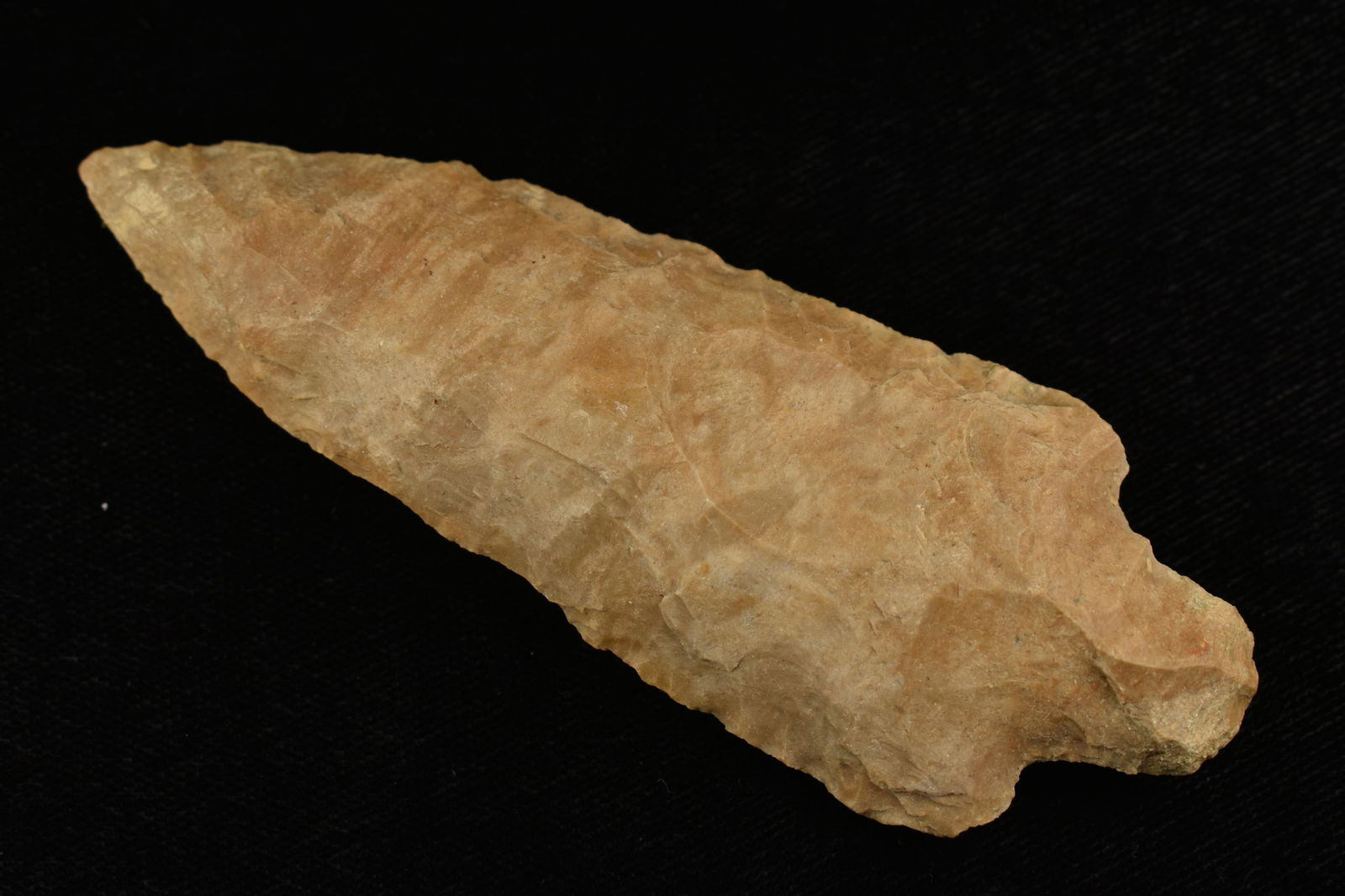 3 11/16" MULBERRY CREEK FOUND IN BENTON/HUMPHREYS: 3 11/16" MULBERRY CREEK FOUND IN BENTON/HUMPHREYS COUNTY TENNESSEE, EX SIMMS COLLECTION, NATIVE AMERICAN INDIAN ARROWHEAD, ARTIFACT