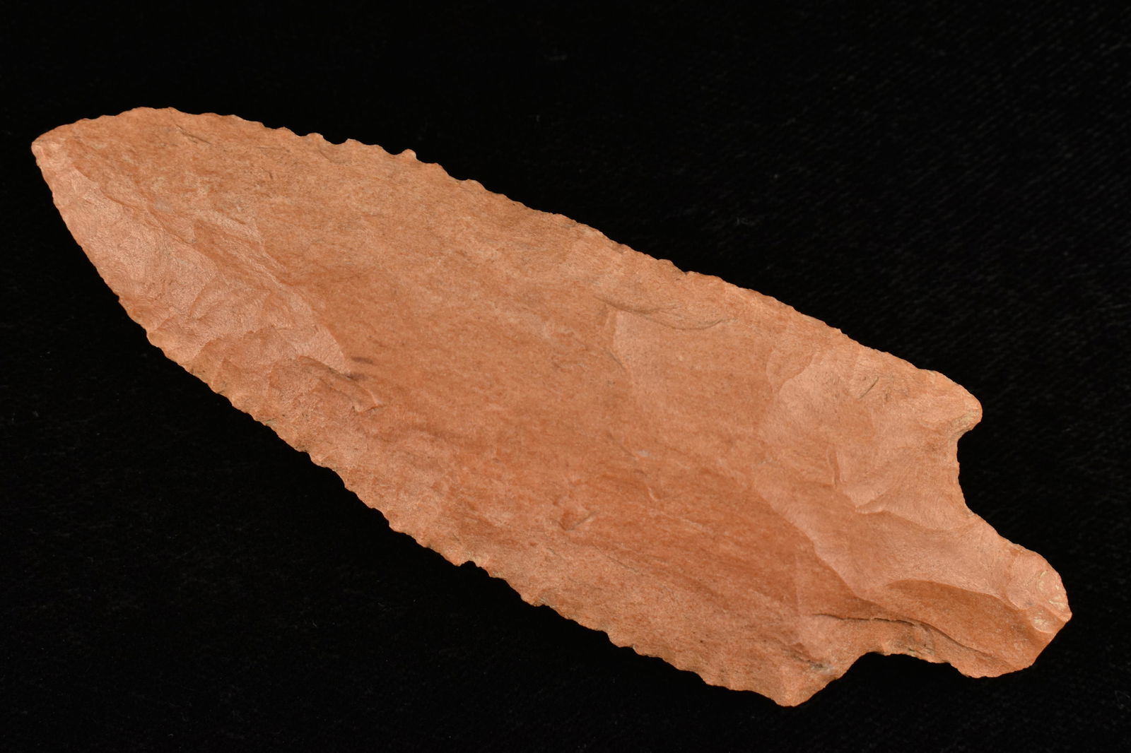 3 5/8" AMAZING LITTLE BEAR CREEK FOUND IN: 3 5/8" AMAZING LITTLE BEAR CREEK FOUND IN BENTON/HUMPHREYS COUNTY TENNESSEE, EX SIMMS COLLECTION, NATIVE AMERICAN INDIAN ARROWHEAD, ARTIFACT