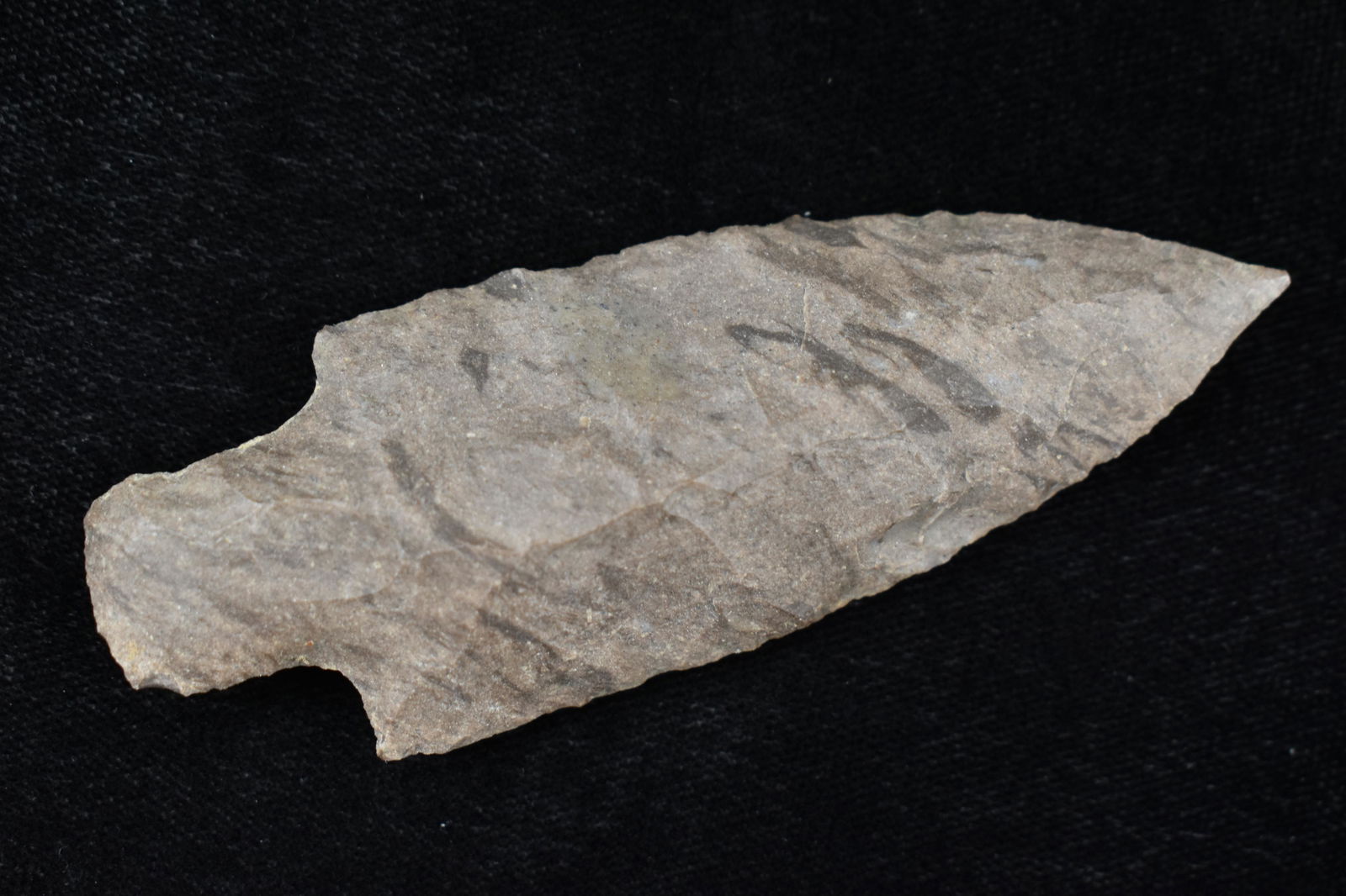 3 1/4" MULBERRY CREEK FOUND IN BENTON/HUMPHREYS COUNTY: 3 1/4" MULBERRY CREEK FOUND IN BENTON/HUMPHREYS COUNTY TENNESSEE, EX SIMMS COLLECTION, NATIVE AMERICAN INDIAN ARROWHEAD, ARTIFACT