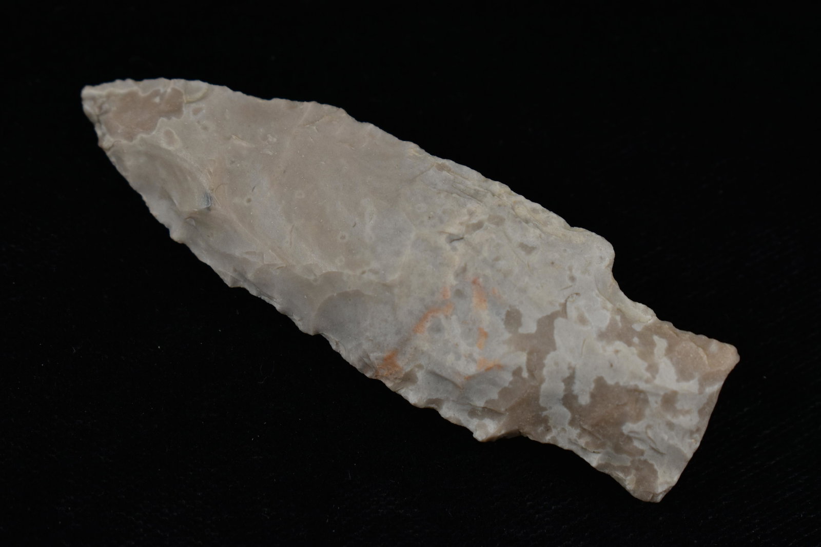 2 1/2" COLORFUL FLINT CREEK FOUND IN BENTON/HUMPHREYS: 2 1/2" COLORFUL FLINT CREEK FOUND IN BENTON/HUMPHREYS COUNTY TENNESSEE, EX SIMMS COLLECTION, NATIVE AMERICAN INDIAN ARROWHEAD, ARTIFACT