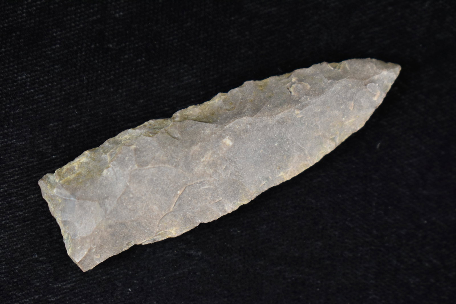 2 1/2" EARLY FLUTED LANCE FOUND IN BENTON/HUMPHREYS: 2 1/2" EARLY FLUTED LANCE FOUND IN BENTON/HUMPHREYS COUNTY TENNESSEE, EX SIMMS COLLECTION, NATIVE AMERICAN INDIAN ARROWHEAD, ARTIFACT