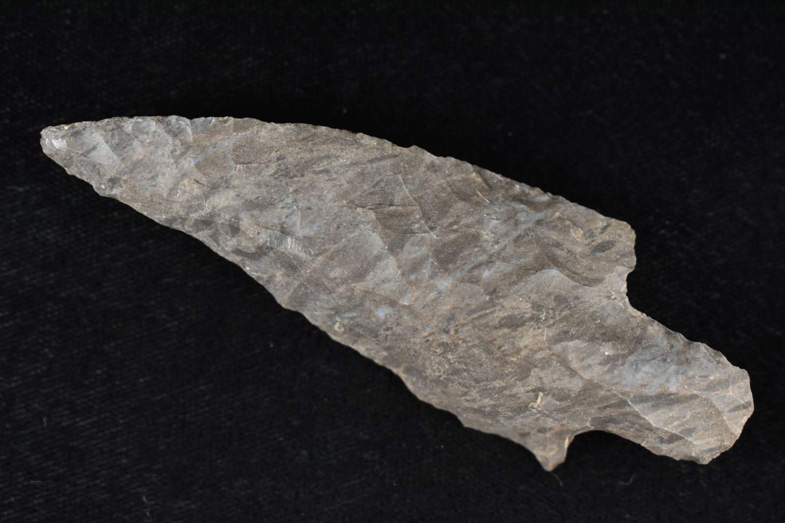 3 3/8" LITTLE BEAR CREEK FOUND IN BENTON/HUMPHREYS: 3 3/8" LITTLE BEAR CREEK FOUND IN BENTON/HUMPHREYS COUNTY TENNESSEE, EX SIMMS COLLECTION, NATIVE AMERICAN INDIAN ARROWHEAD, ARTIFACT