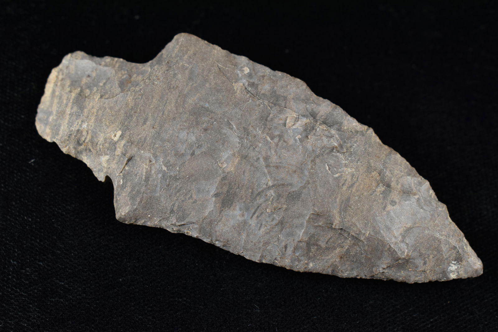 3 1/8" MULBERRY CREEK FOUND IN BENTON/HUMPHREYS COUNTY: 3 1/8" MULBERRY CREEK FOUND IN BENTON/HUMPHREYS COUNTY TENNESSEE, EX SIMMS COLLECTION, NATIVE AMERICAN INDIAN ARROWHEAD, ARTIFACT