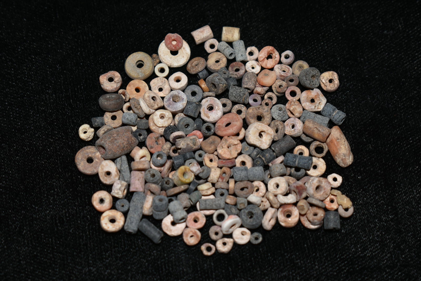 LOT OF OVER 100 PRE-COLUMBIAN BEADS FROM MEXICO,: LOT OF OVER 100 PRE-COLUMBIAN BEADS FROM MEXICO, ANCIENT INDIAN ARTIFACTS