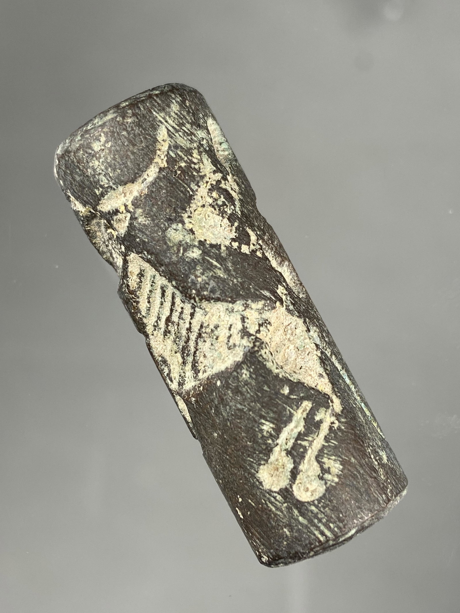 RARE ROMAN BRONZE AGE INTAGLIO ENGRAVED SEAL / STAMP,: RARE ROMAN BRONZE AGE INTAGLIO ENGRAVED SEAL / STAMP, MADE FROM COPPER, DEPICS TWO DETAILED ANIMALS