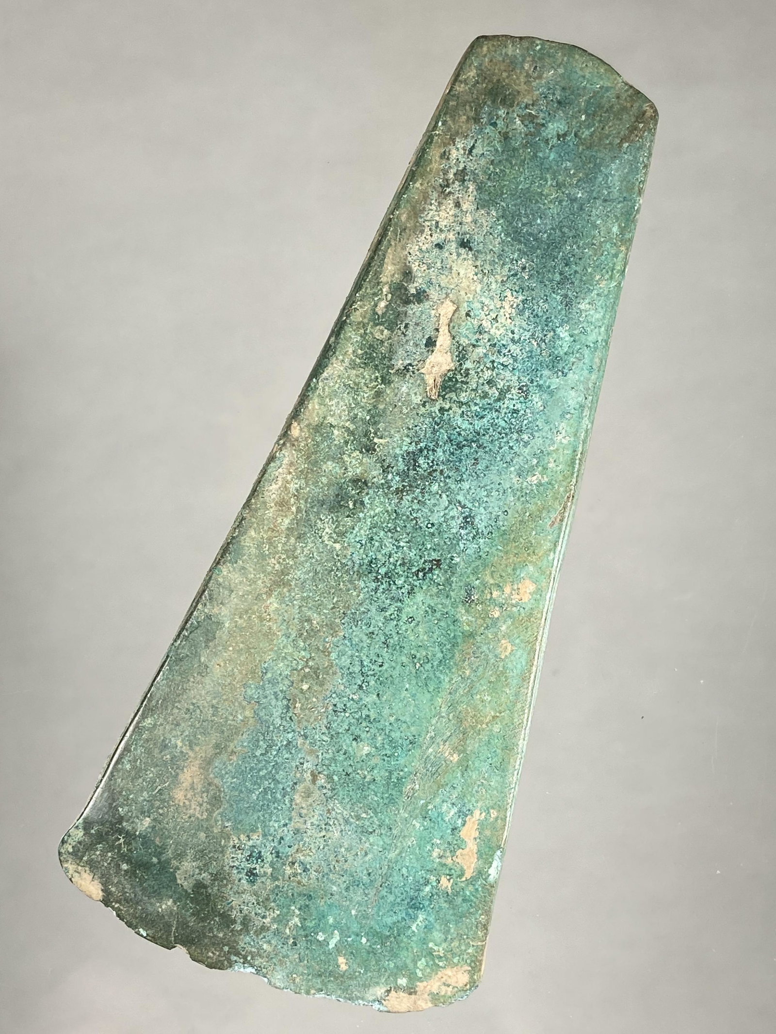 5 5/16" LONG AZCTEC COPPER AXE / CELT, PRE-COLUMBIAN,: 5 5/16" LONG AZCTEC COPPER AXE / CELT, PRE-COLUMBIAN, MEXICO, GREAT EXAMPLE WITH GREAT PATINA