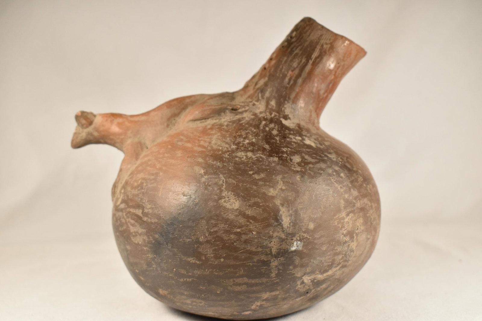 ANIMAL EFFIGY PRE-COLUMBIAN POTTERY BOTTLE / BOWL: ANIMAL EFFIGY PRE-COLUMBIAN POTTERY BOTTLE / BOWL FROM MEXICO, 6 1/4" TALL X 6 1/4" WIDE, SOLID WITH NO REPAIRS