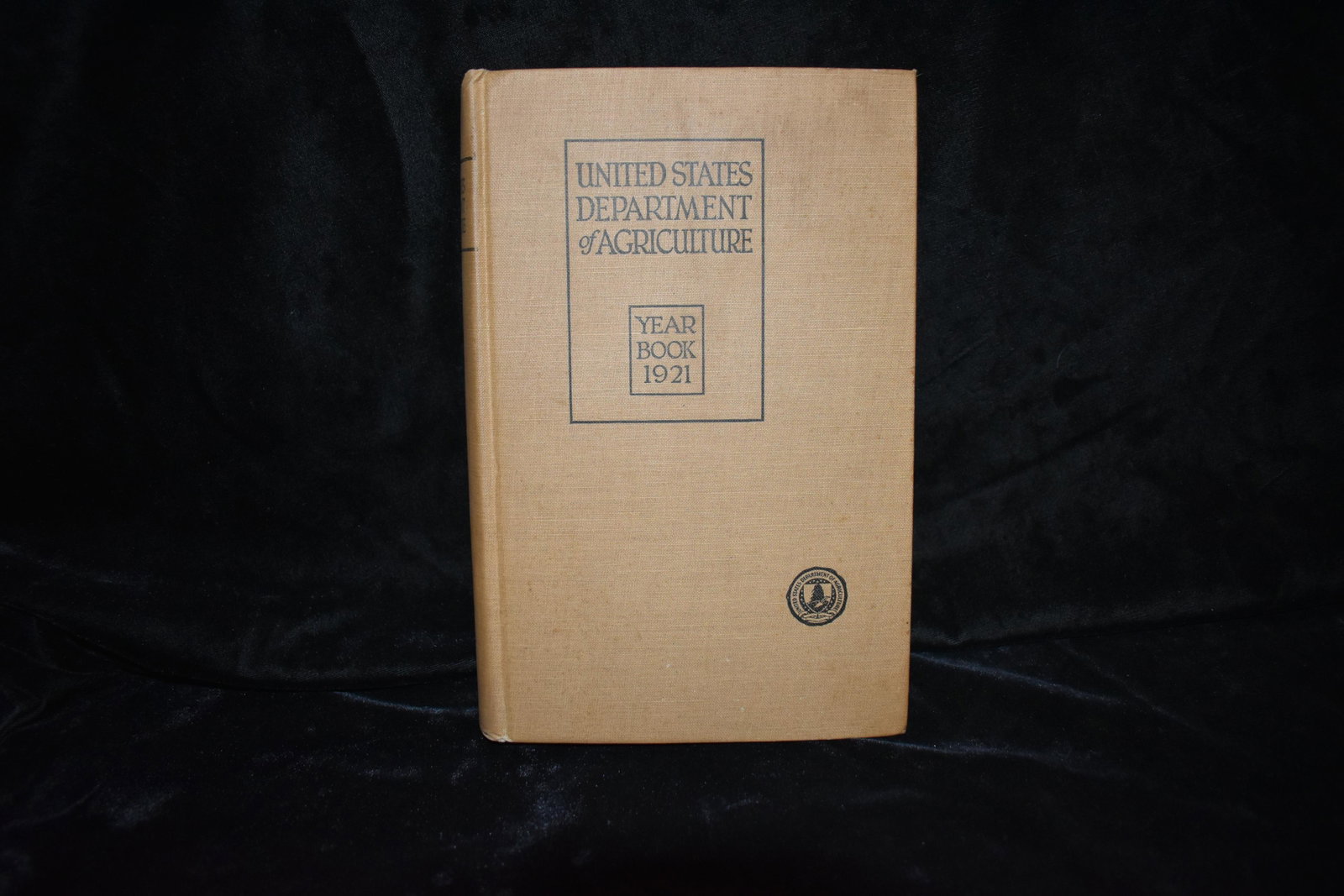 United States Dept of Agriculture 1921: United States Department of Agriculture Year Book 1921. Published by Washington Government Printing Office 1922. Very Good Condition. Minor shelf wear. Publishers original beige cloth hardback with da