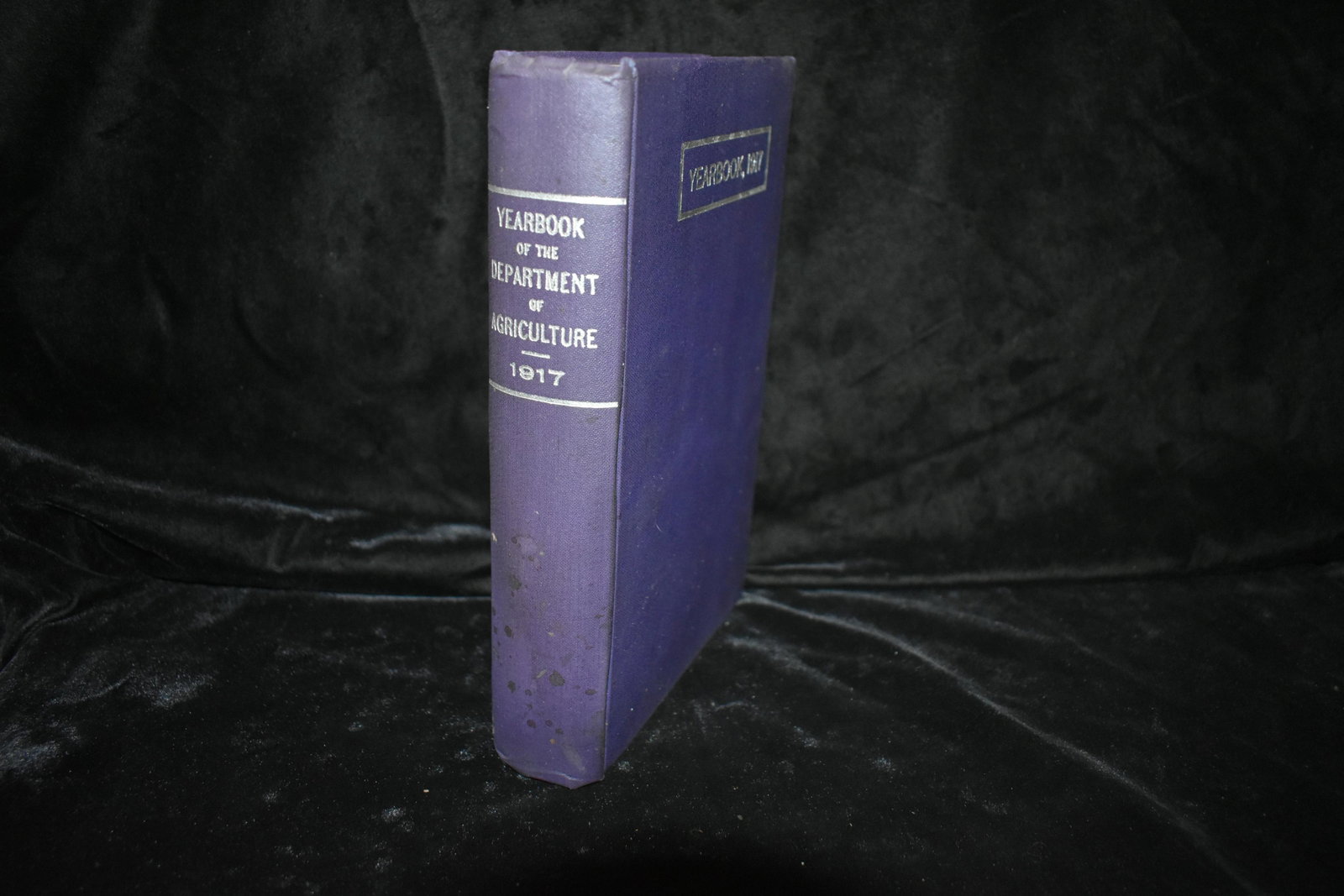 United States Dept of Agriculture 1917: United States Department of Agriculture Year Book 1917. Published by Washington Government Printing Office 1918. Excellent condition. Publishers original blue cloth hardback with silver gilt. 853 pgs 