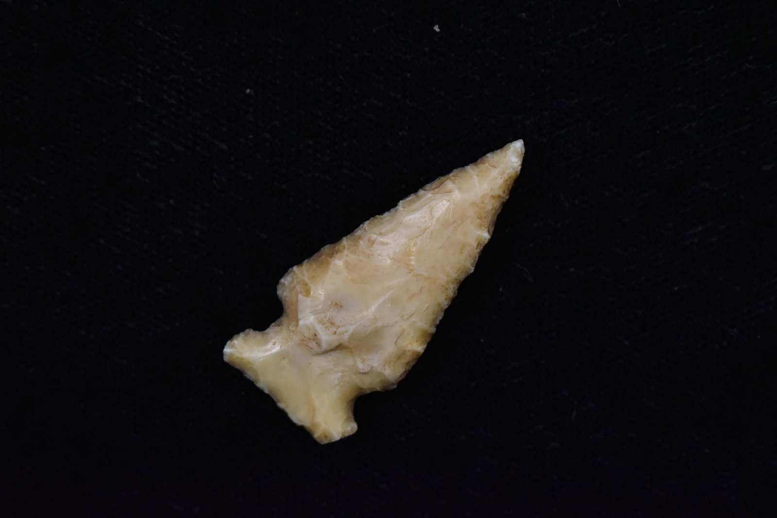 1 1/8" Bird point,  Illinois, Native American Artifacts (1 of 7)