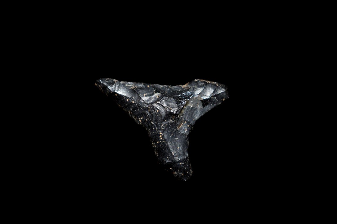 Outstanding 7/8" Fort Ancient Point Found on the East (1 of 7)