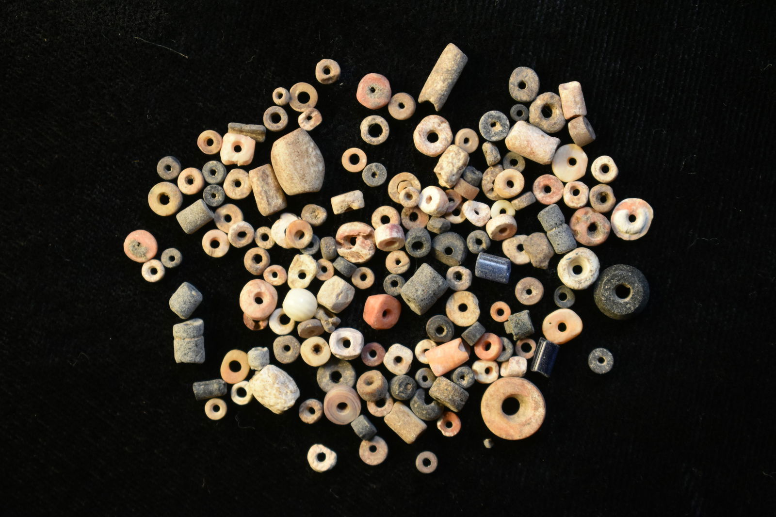 LOT OF OVER 100 PRE-COLUMBIAN SHELL & STONE BEADS FROM (1 of 3)