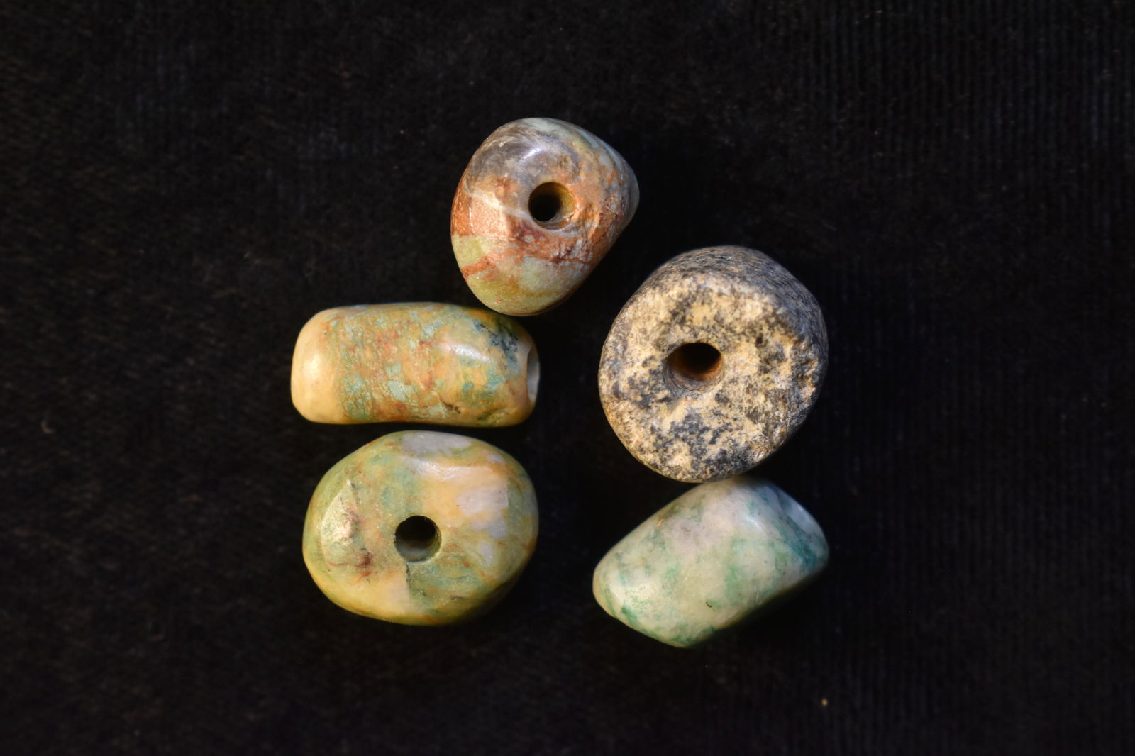 LOT OF 5 PRE-COLUMBIAN MAYAN JADE / STONE BEADS FROM (1 of 3)