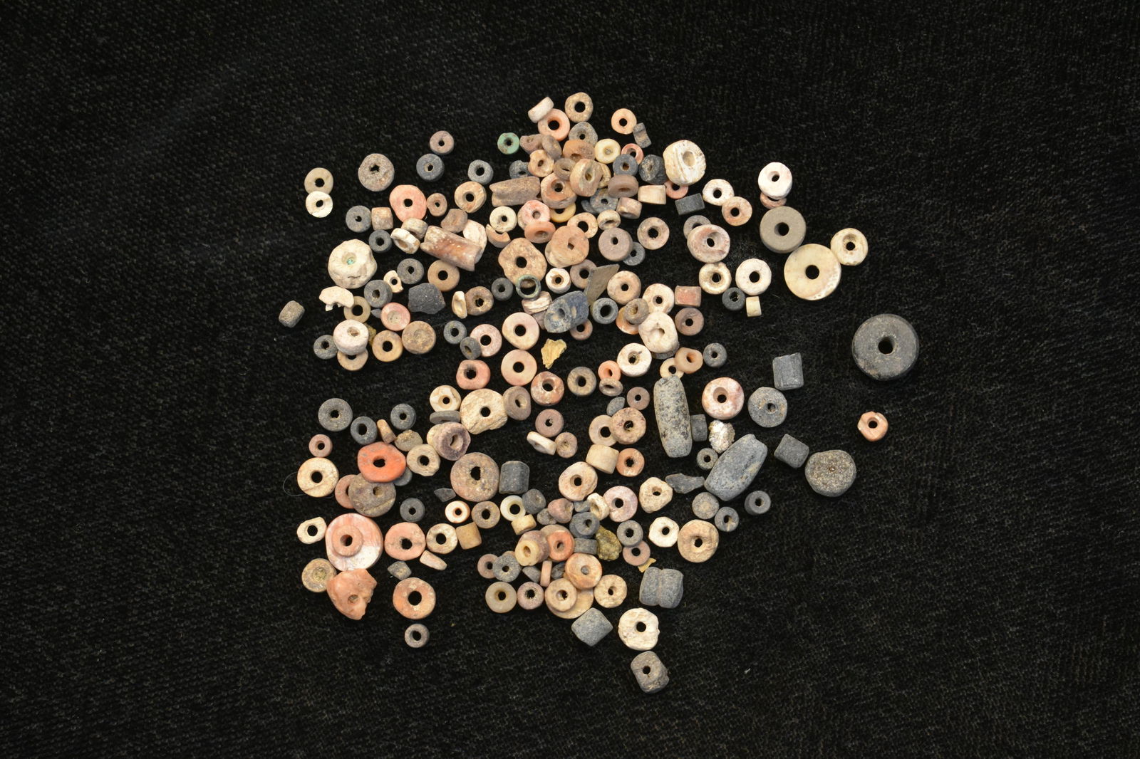 LOT OF OVER 100 PRE-COLUMBIAN SHELL & STONE BEADS FROM (1 of 3)