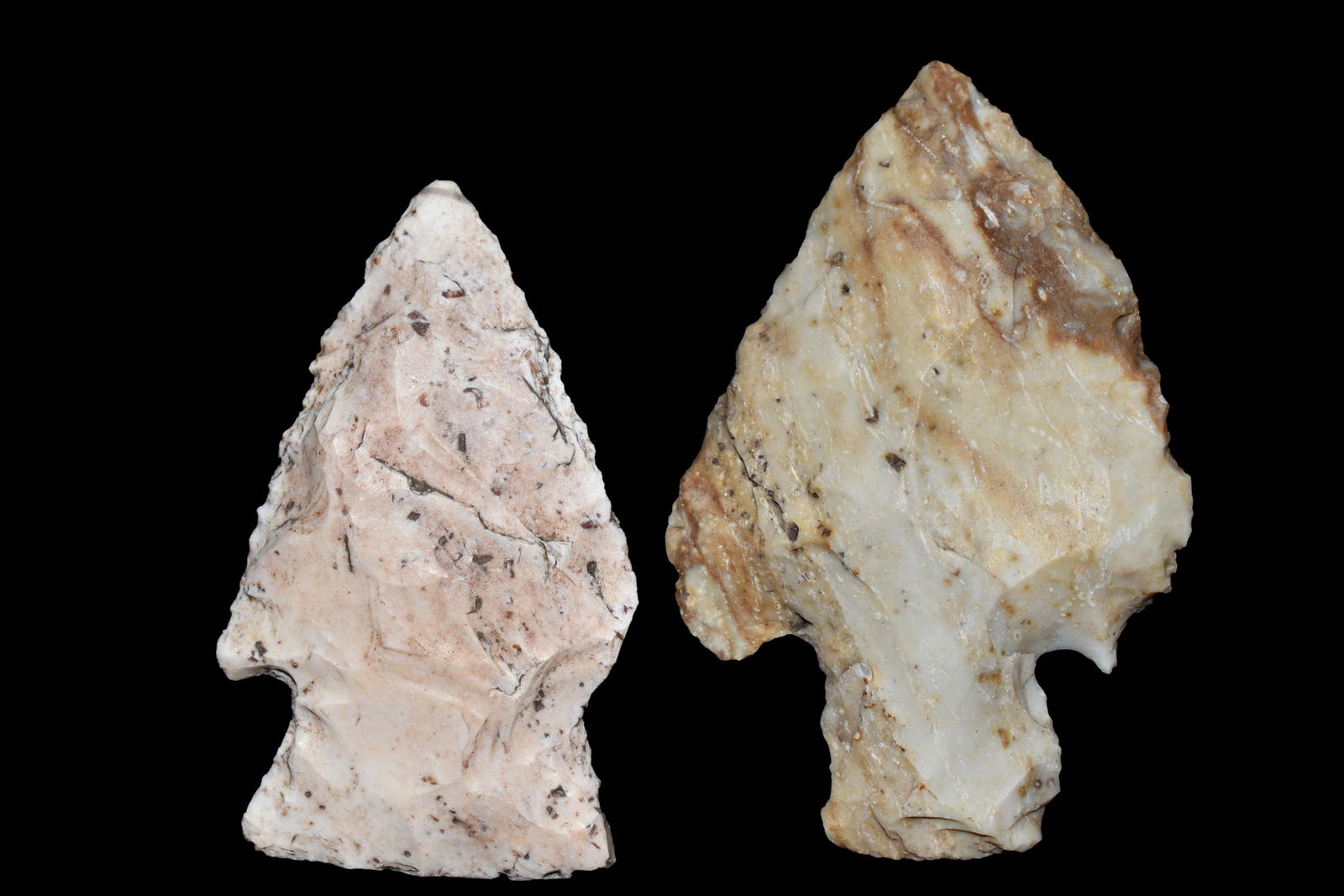 Lot of 2 Arrowheads. This collection contains the (1 of 2)