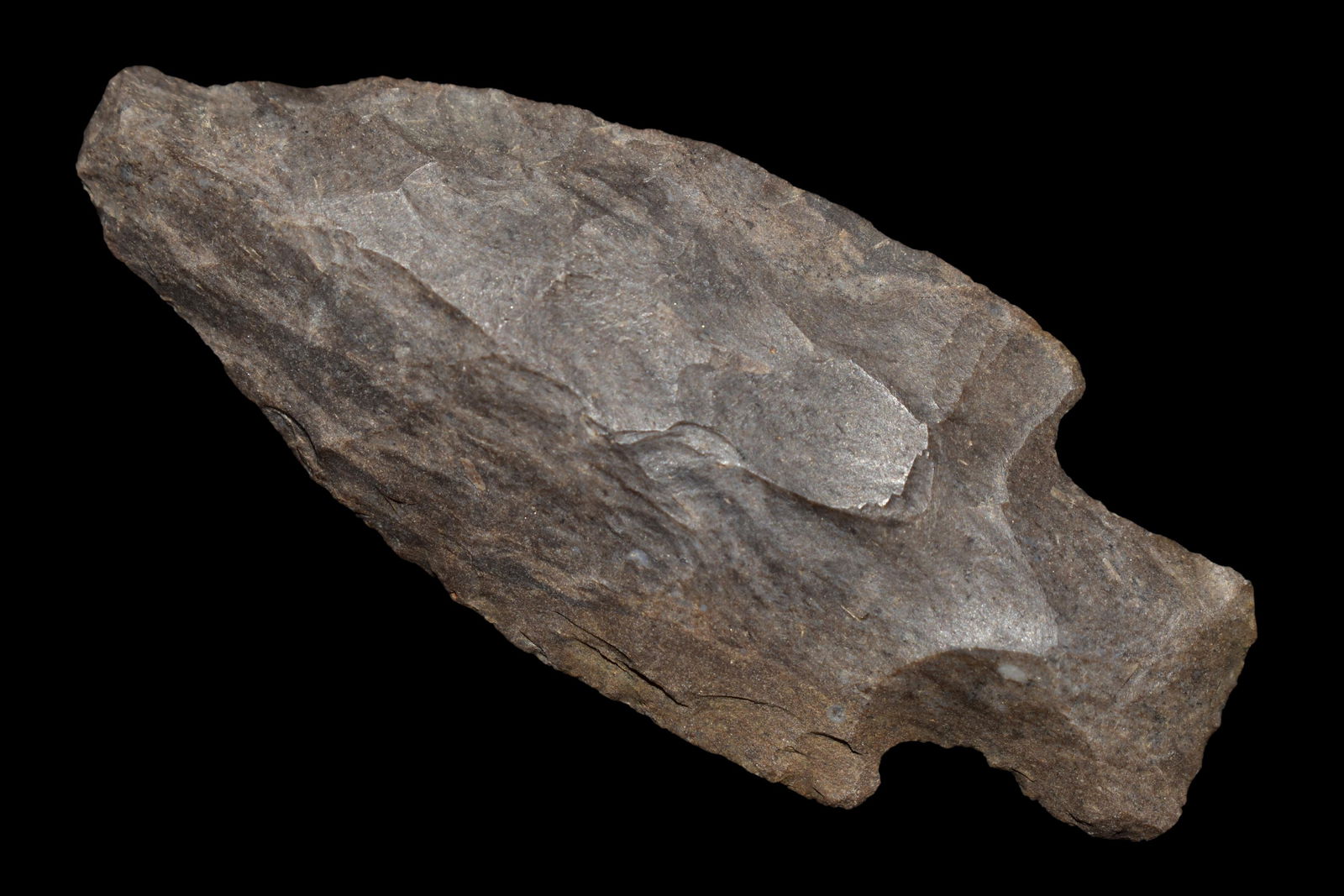 2 7/8" MULBERRY CREEK FOUND IN BENTON/HUMPHREYS COUNTY: 2 7/8" MULBERRY CREEK FOUND IN BENTON/HUMPHREYS COUNTY TENNESSEE, EX SIMMS COLLECTION, NATIVE AMERICAN INDIAN ARROWHEAD