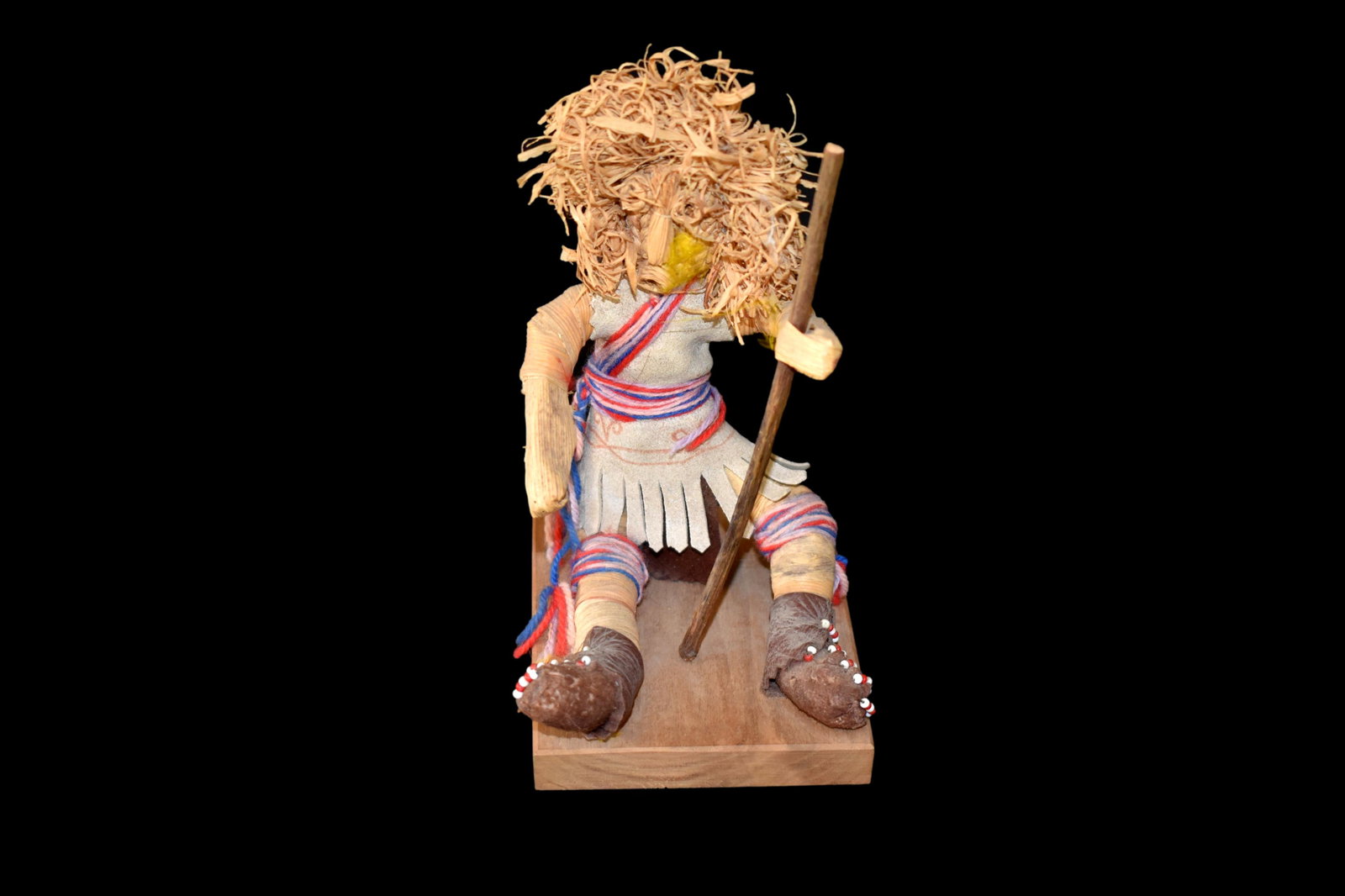 Iroquois corn husk doll sitting holding rattle 6" (1 of 4)