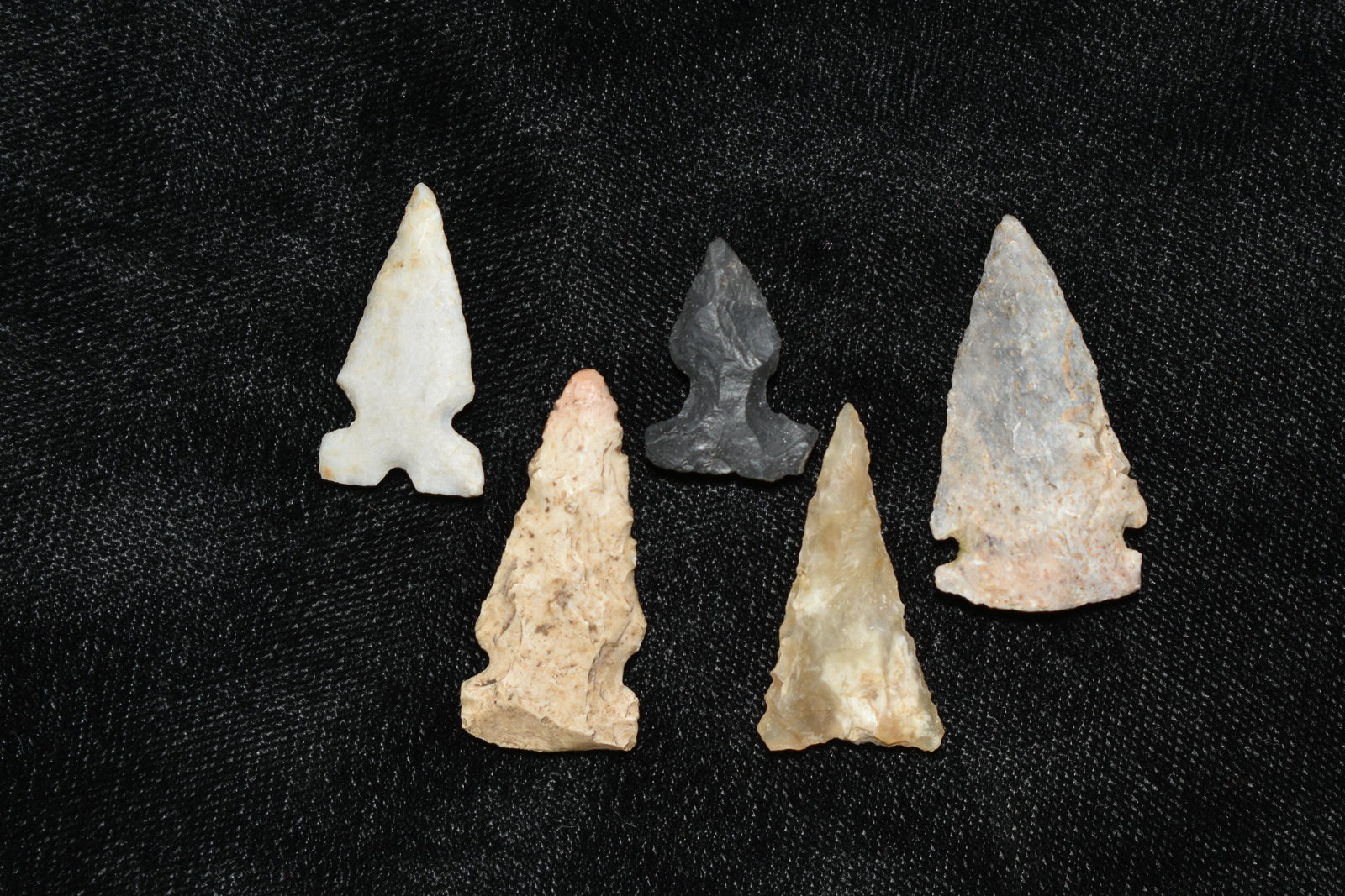 Grouping of 5 Cahokia/Madison Bird points from southern (1 of 6)