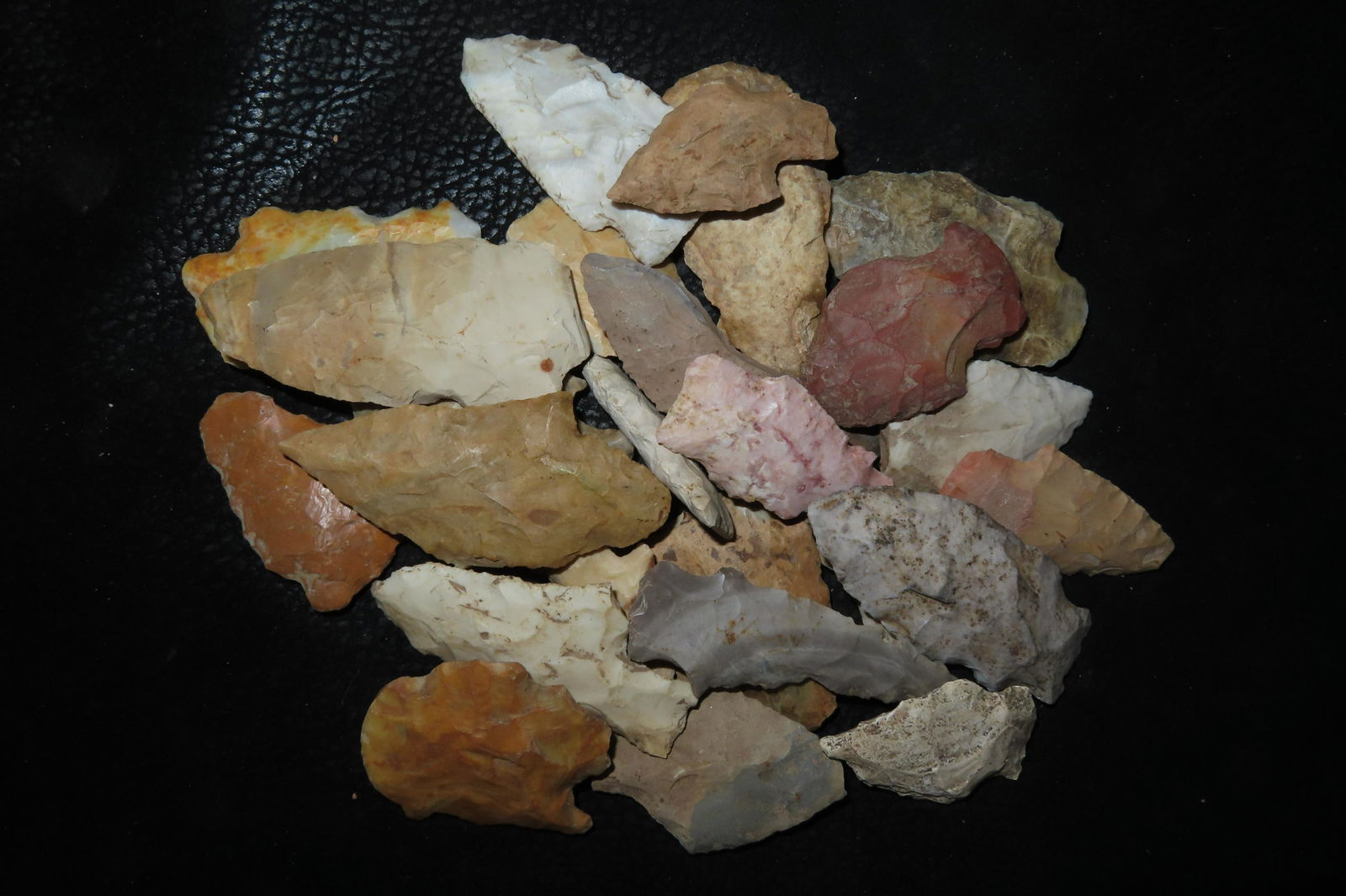 Grouping of 25 Authentic iIndian Arrowheads found in Stoddard Co, Missouri. (1 of 3)