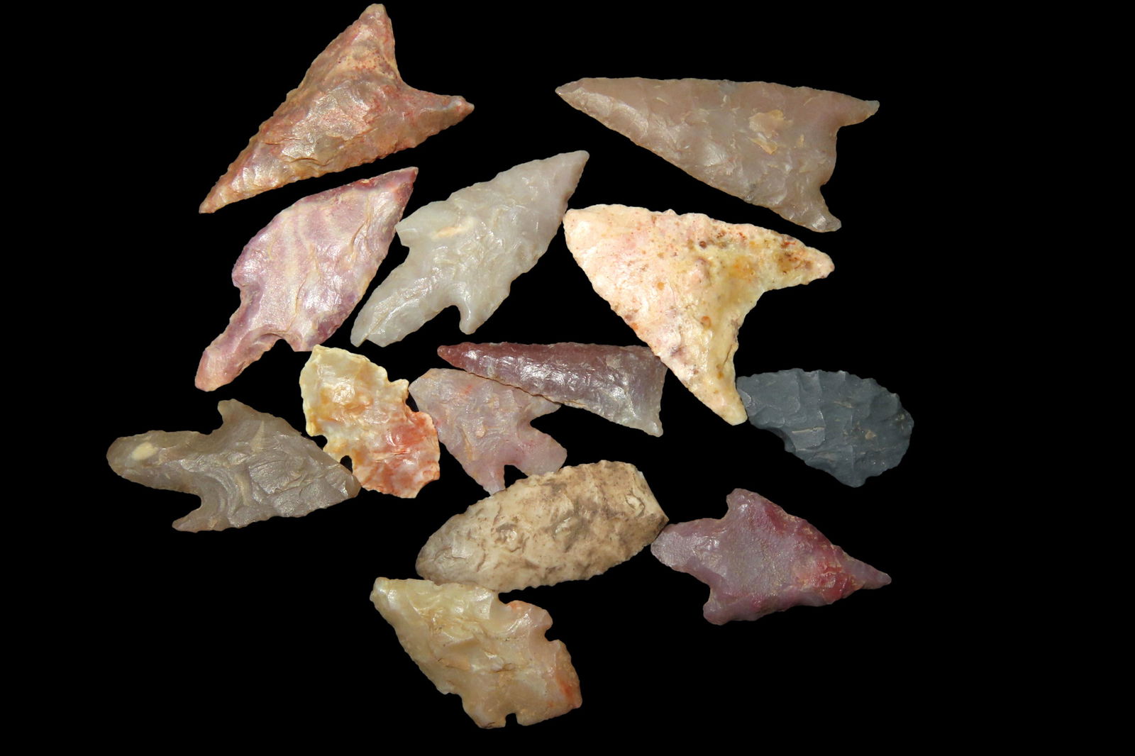 LOT OF 13 AFRICAN NEOLITHIC ARROWHEADS FROM THE SAHARA DESERT, 6000-10,000 YEARS OLD, BIRD POINTS, (1 of 4)