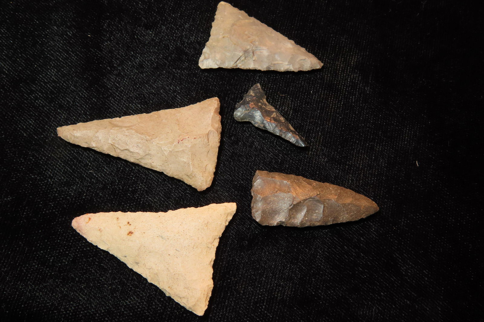 Grouping of 5 fort ancient triangles, found in Ohio, ex Hooks (1 of 4)