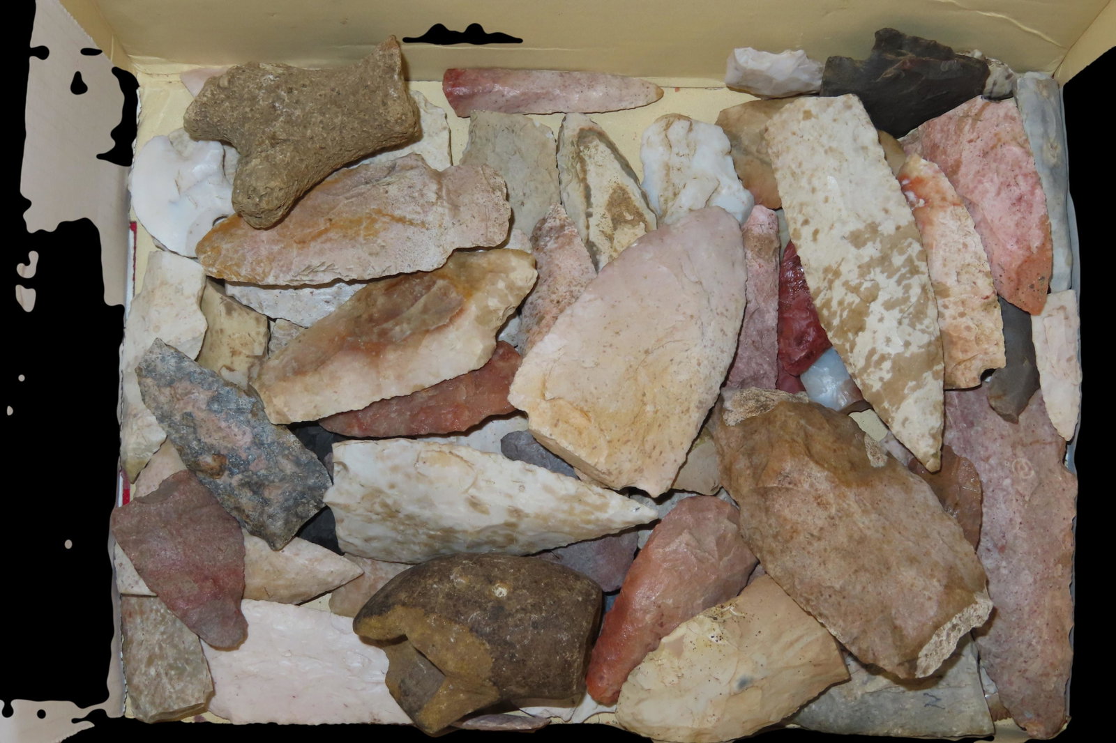 6" x 9" box of Arrowheads some have modern re-chipping out of the Jim Millard Collection, South East: 6" x 9" box of Arrowheads some have modern re-chipping out of the Jim Millard Collection, South East Iowa / North East Missouri