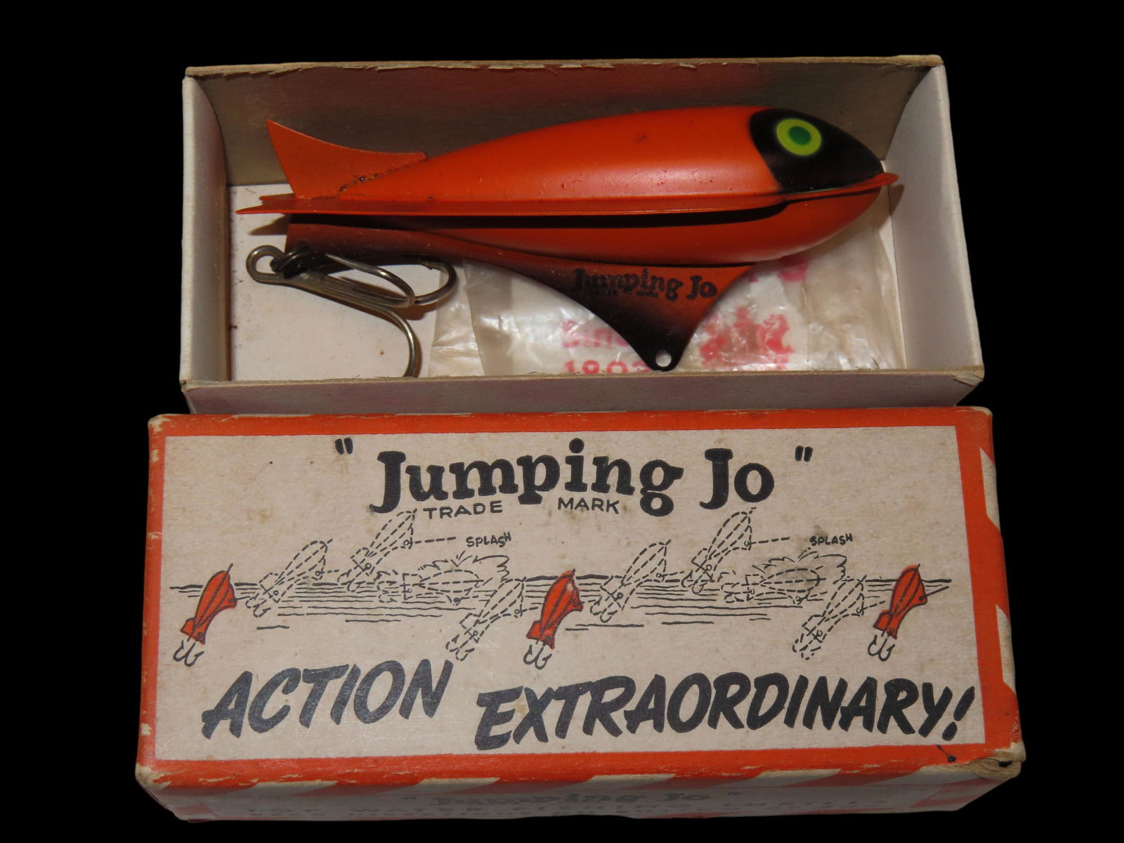 NICE VINTAGE FISHING LURE IN ORIGINAL BOX, BAIT & TACKLE, MAN CAVE (1 of 3)