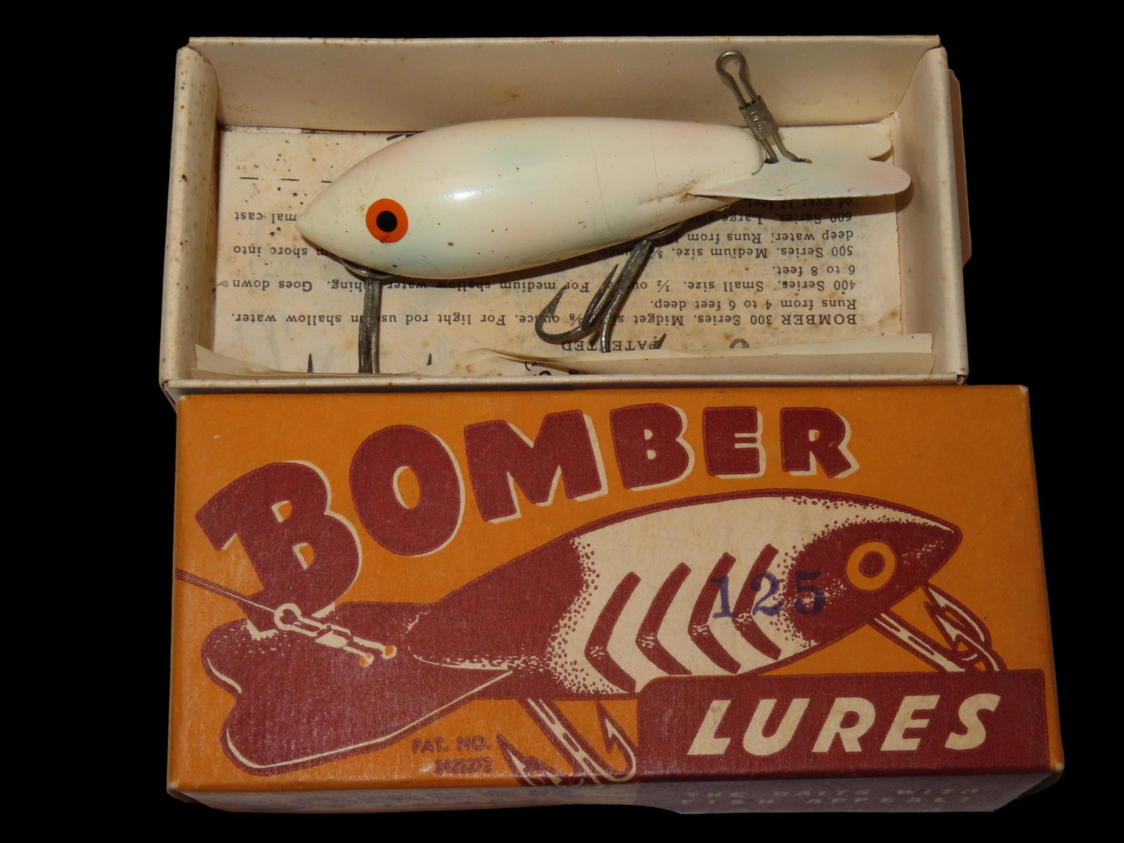 NICE VINTAGE FISHING LURE IN ORIGINAL BOX, BAIT & TACKLE, MAN CAVE (1 of 3)