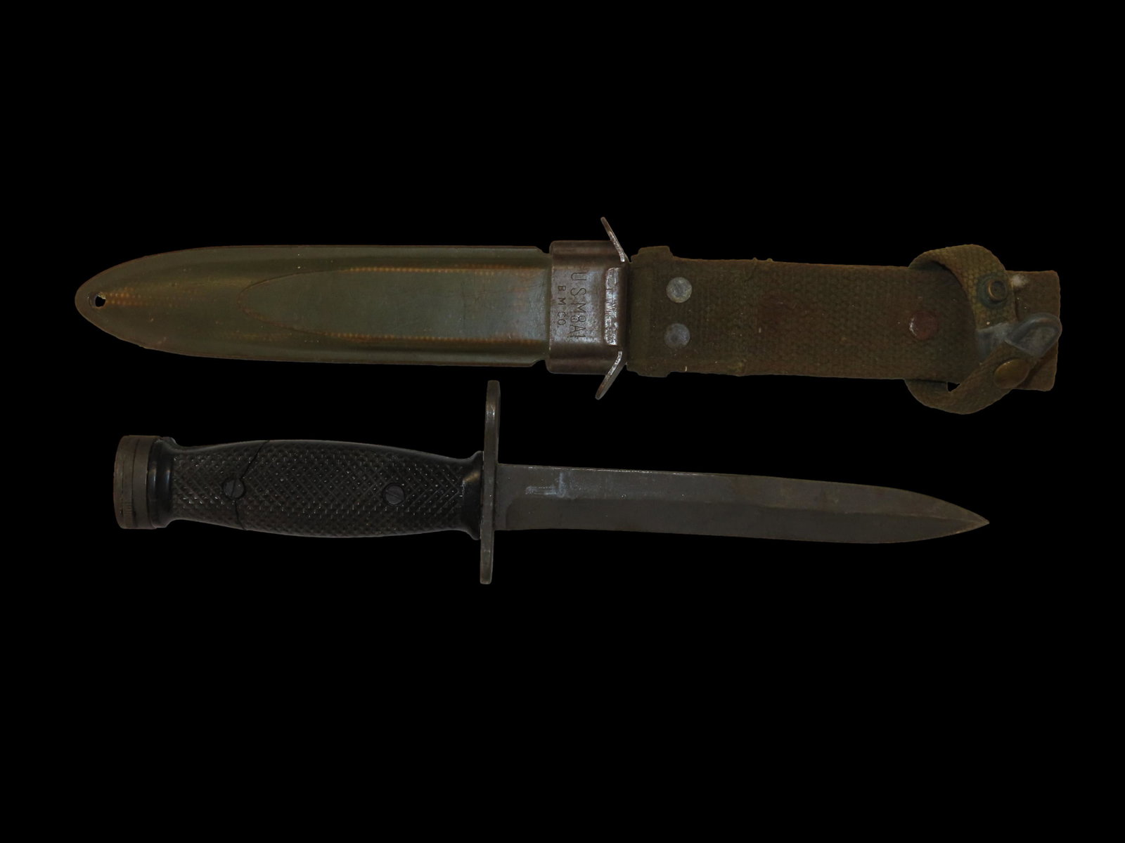 US Military Bayonet Vietnam War US M8A1 B. M. CO, Cracked Plastic Handle: US Military Bayonet Vietnam War US M8A1 B. M. CO, Cracked Plastic Handle