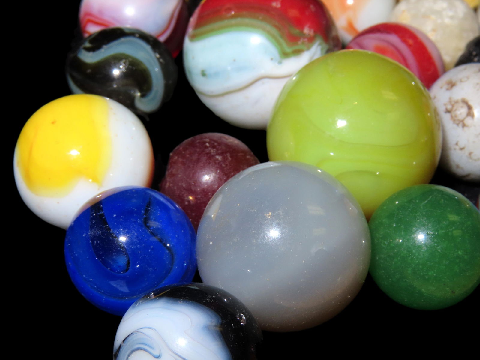 LOT OF VINTAGE MARBLES: LOT OF VINTAGE MARBLES
