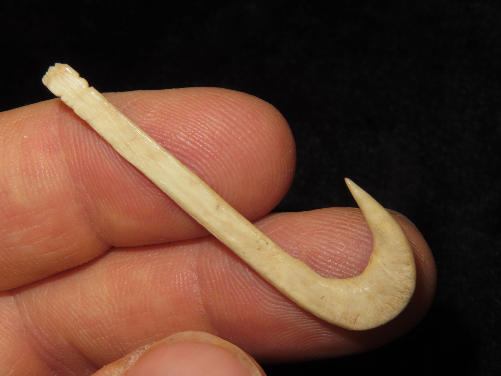 1 7/8" Historic Mandan fish hook from North Dakota Ex Hoyt Standberg (1 of 4)