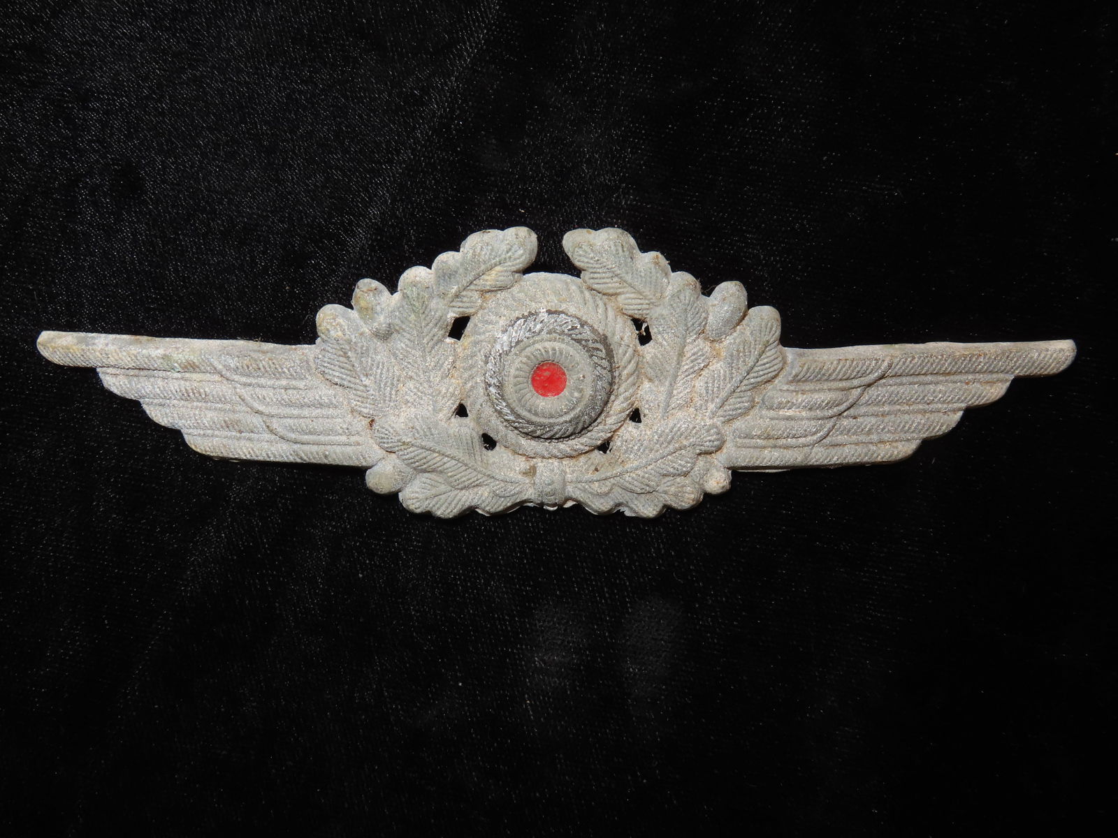 WW2 WWII Origional German Luftwaffe Vizor / Cap Wreath Pin (1 of 7)