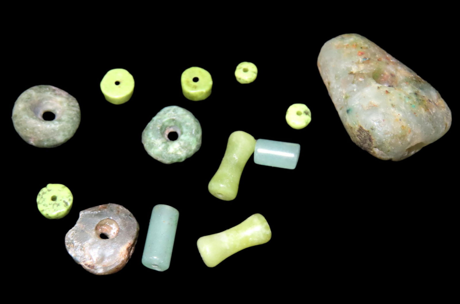 LOT OF MAYAN STYLE JADE BEADS FROM SOUTH AMERICA, MANY TRANSLUCENT, GREAT COLORFUL EXAMPLES, NICE (1 of 2)