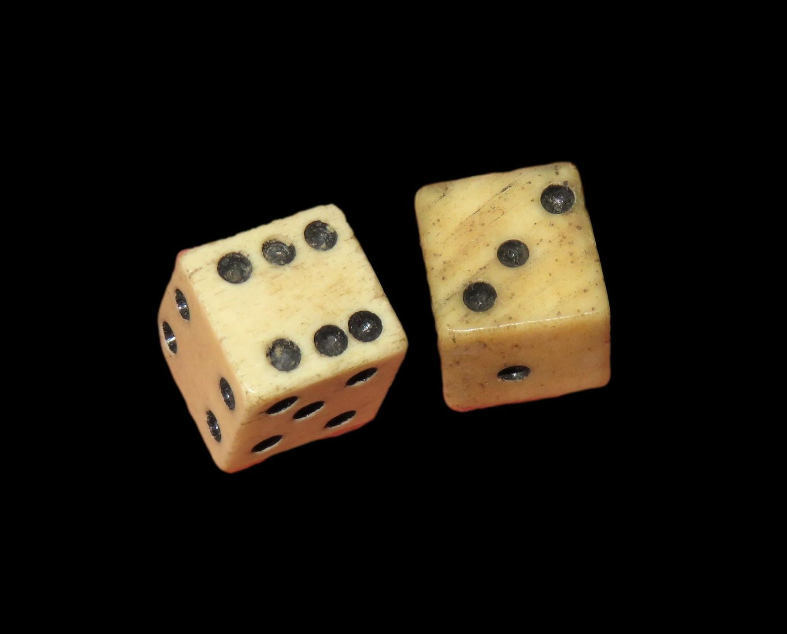 PAIR OF CIVIL WAR BONE DICE, MATCHING SET, AUTHENTIC ORIGINAL PERIOD RELICS: PAIR OF CIVIL WAR BONE DICE, MATCHING SET, AUTHENTIC ORIGINAL PERIOD RELICS