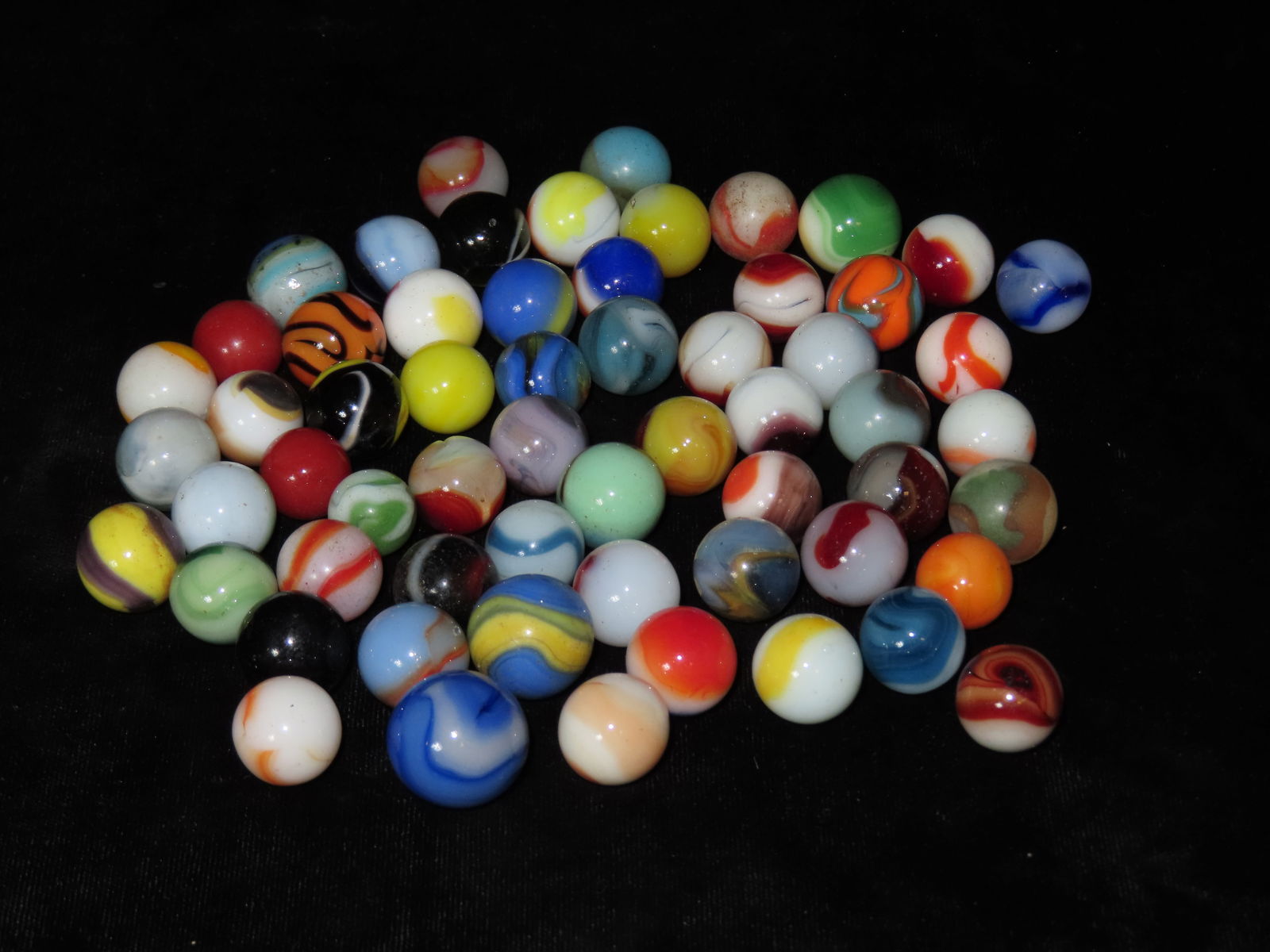 Grouping of Antique Vintage Marbles: Grouping of Antique Vintage Marbles
